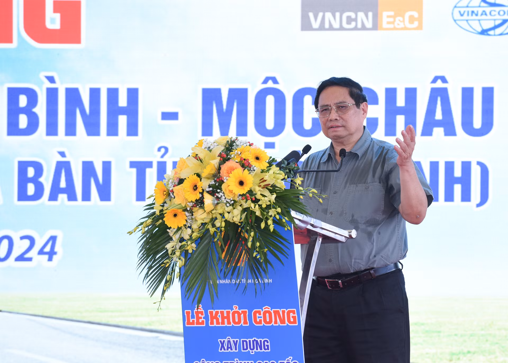 Thủ tướng Phạm Minh Chính đánh giá: Đây là sự kiện quan trọng, mốc son đánh dấu việc phát triển hạ tầng của vùng Tây Bắc và sự trưởng thành của tỉnh Hòa Bình – được giao nhiệm vụ làm chủ đầu tư dự án.