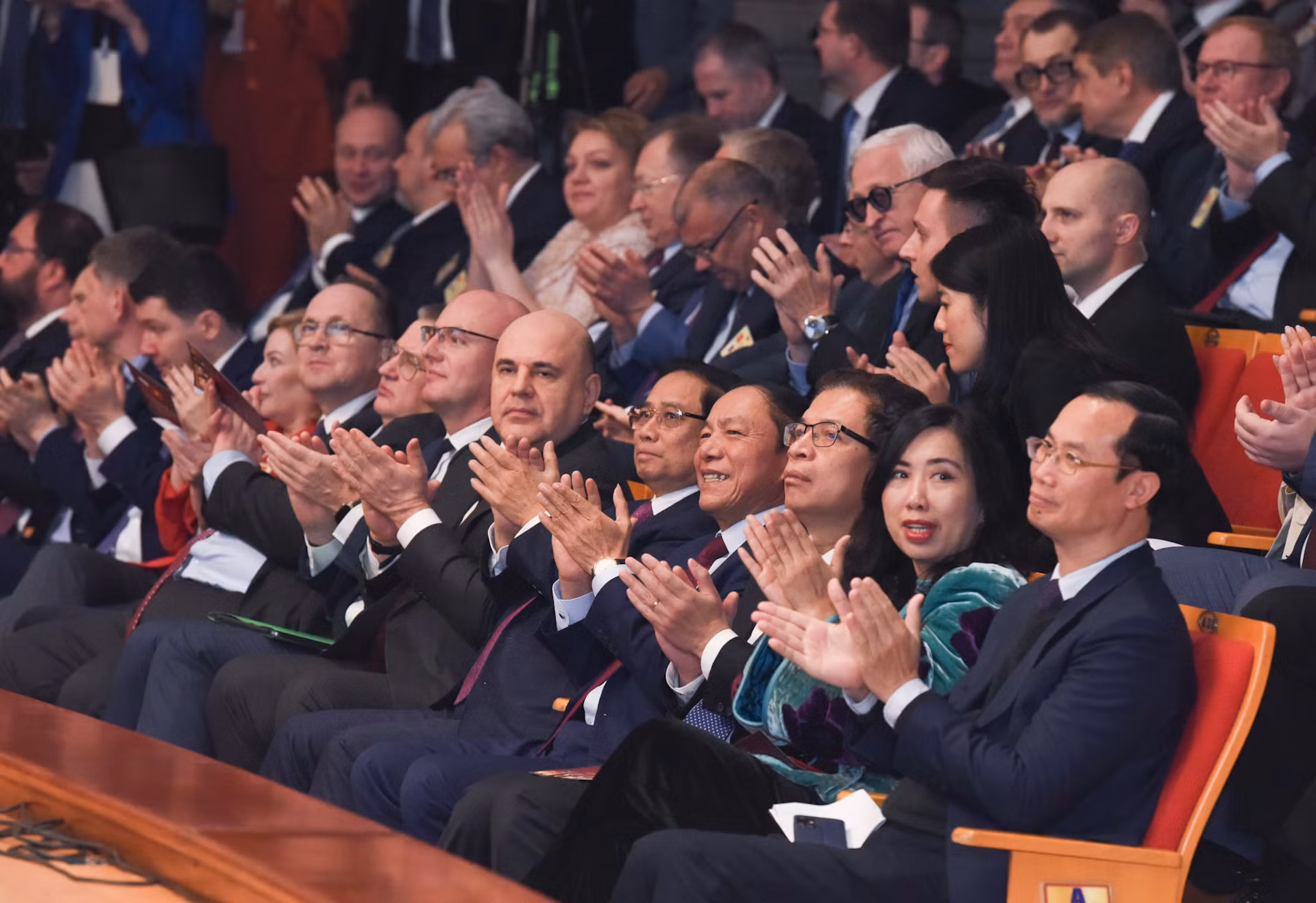 Thủ tướng Phạm Minh Chính và Thủ tướng Nga Mikhail Mishustin thưởng thức chương trình biểu diễn nghệ thuật tại Học viện Âm nhạc. Thủ tướng Phạm Minh Chính và Thủ tướng Nga Mikhail Mishustin thưởng thức chương trình biểu diễn nghệ thuật tại Học viện Âm nhạc.