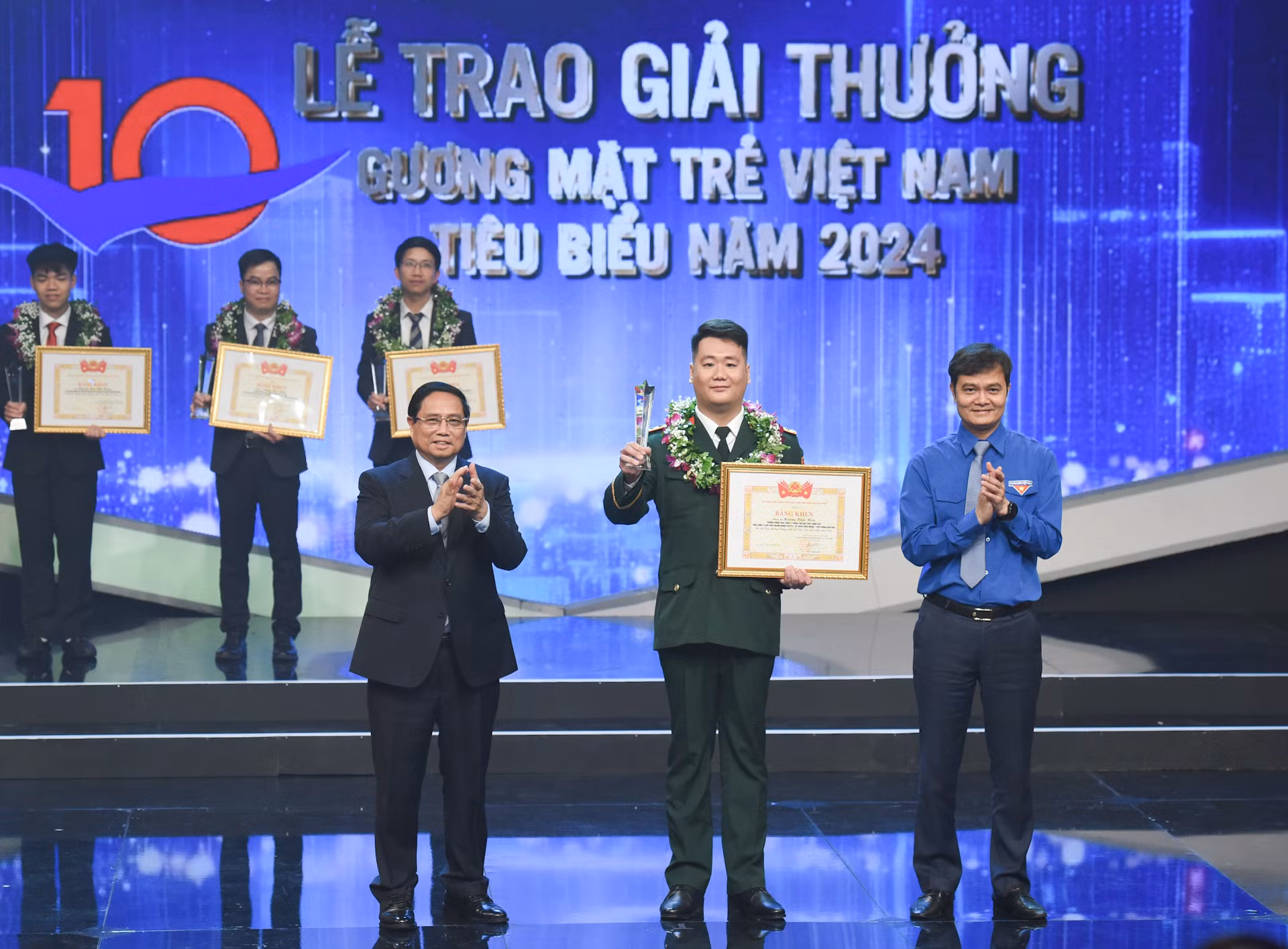 Thủ tướng Phạm Minh Chính và Bí thư Thứ nhất Trung ương Đoàn Thanh niên Cộng sản Hồ Chí Minh Bùi Quang Huy trao Giải thưởng Gương mặt trẻ Việt Nam tiêu biểu năm 2024 trong lĩnh vực nghiên cứu khoa học.