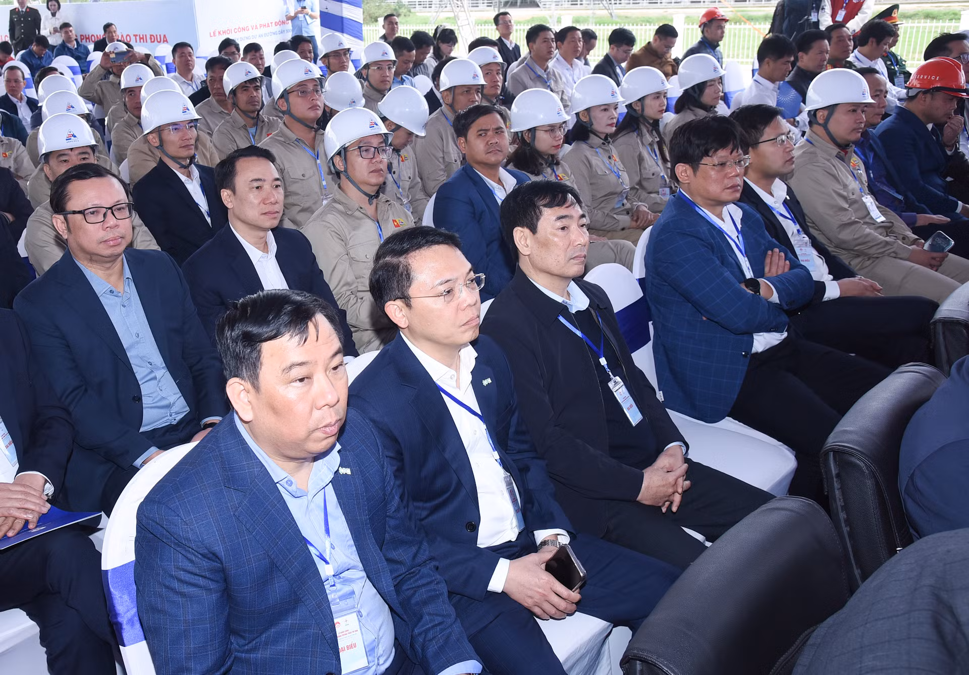 Các đại biểu tham dự buổi lễ.