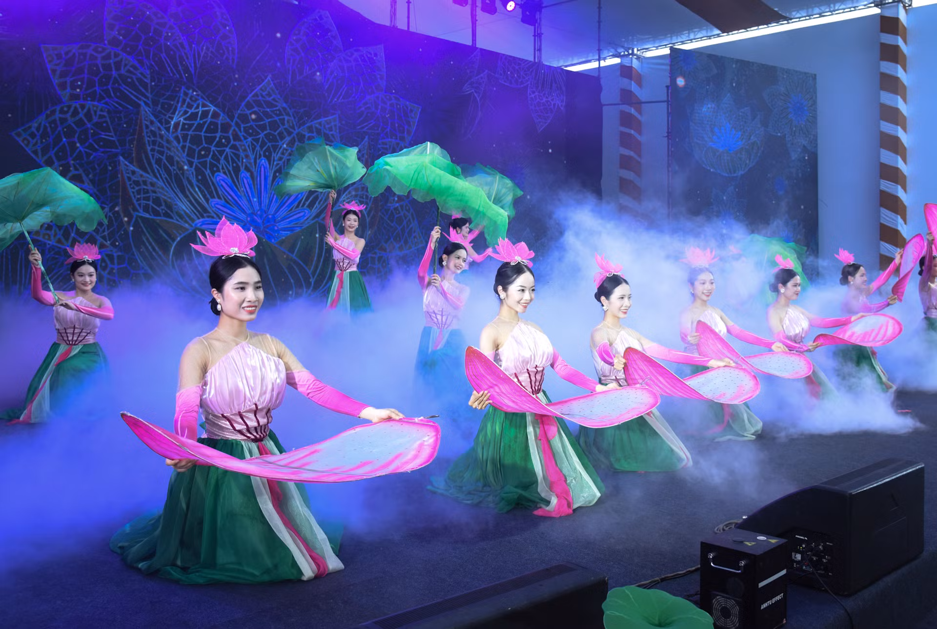 Chương trình biểu diễn nghệ thuật mở đầu cho lễ khởi công dự án.