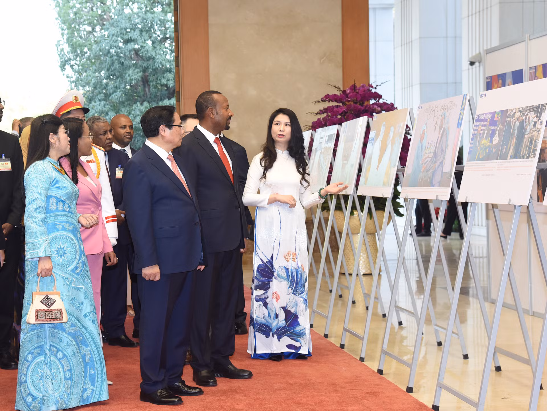 Thủ tướng Phạm Minh Chính và Phu nhân cùng Thủ tướng Ethiopia Abiy Ahmed Ali và Phu nhân xem những hình ảnh về hợp tác giữa hai nước.