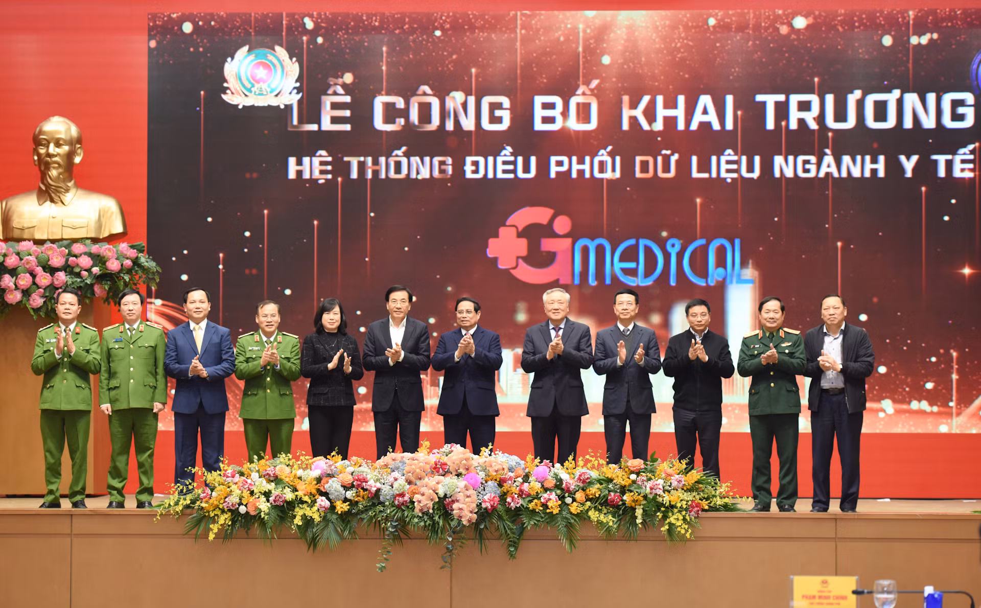 Thủ tướng Phạm Minh Chính và các đại biểu thực hiện nghi thức khai trương thí điểm Hệ thống điều phối dữ liệu y tế. Thủ tướng Phạm Minh Chính và các đại biểu thực hiện nghi thức khai trương thí điểm Hệ thống điều phối dữ liệu y tế.