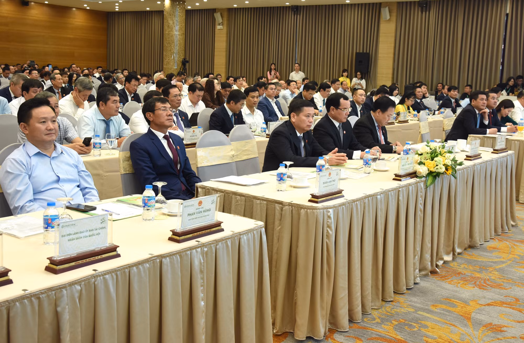 Các đại biểu dự lễ kỷ niệm 55 xây dựng và phát triển ngành hóa chất Việt Nam.