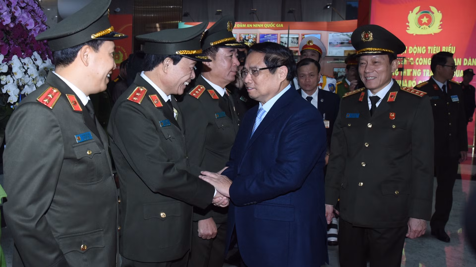 Thủ tướng Phạm Minh Chính với các đồng chí lãnh đạo Bộ Công an.
