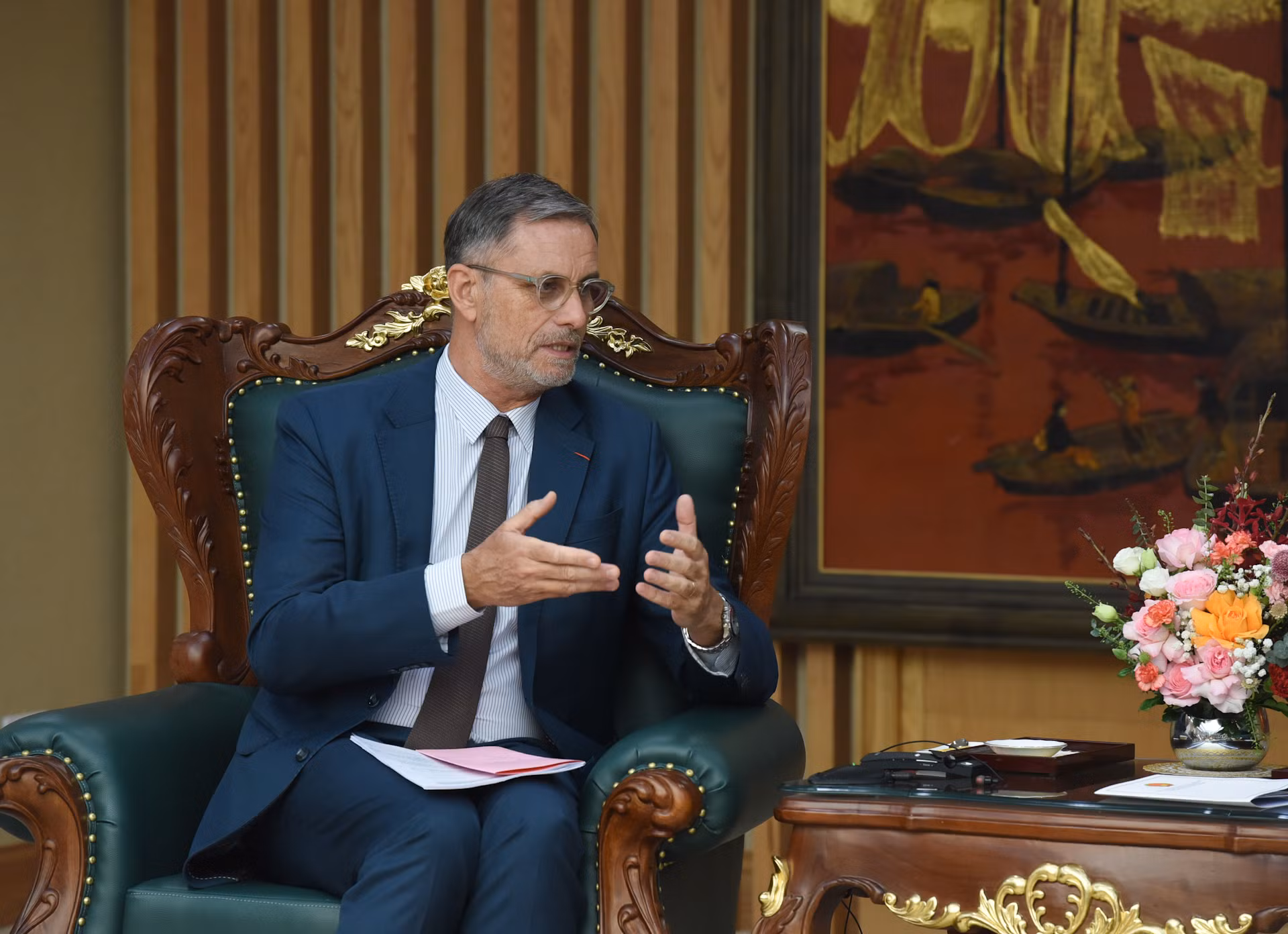 Đại sứ Cộng hòa Pháp tại Việt Nam Olivier Brochet phát biểu tại buổi tiếp. Đại sứ Cộng hòa Pháp tại Việt Nam Olivier Brochet phát biểu tại buổi tiếp.