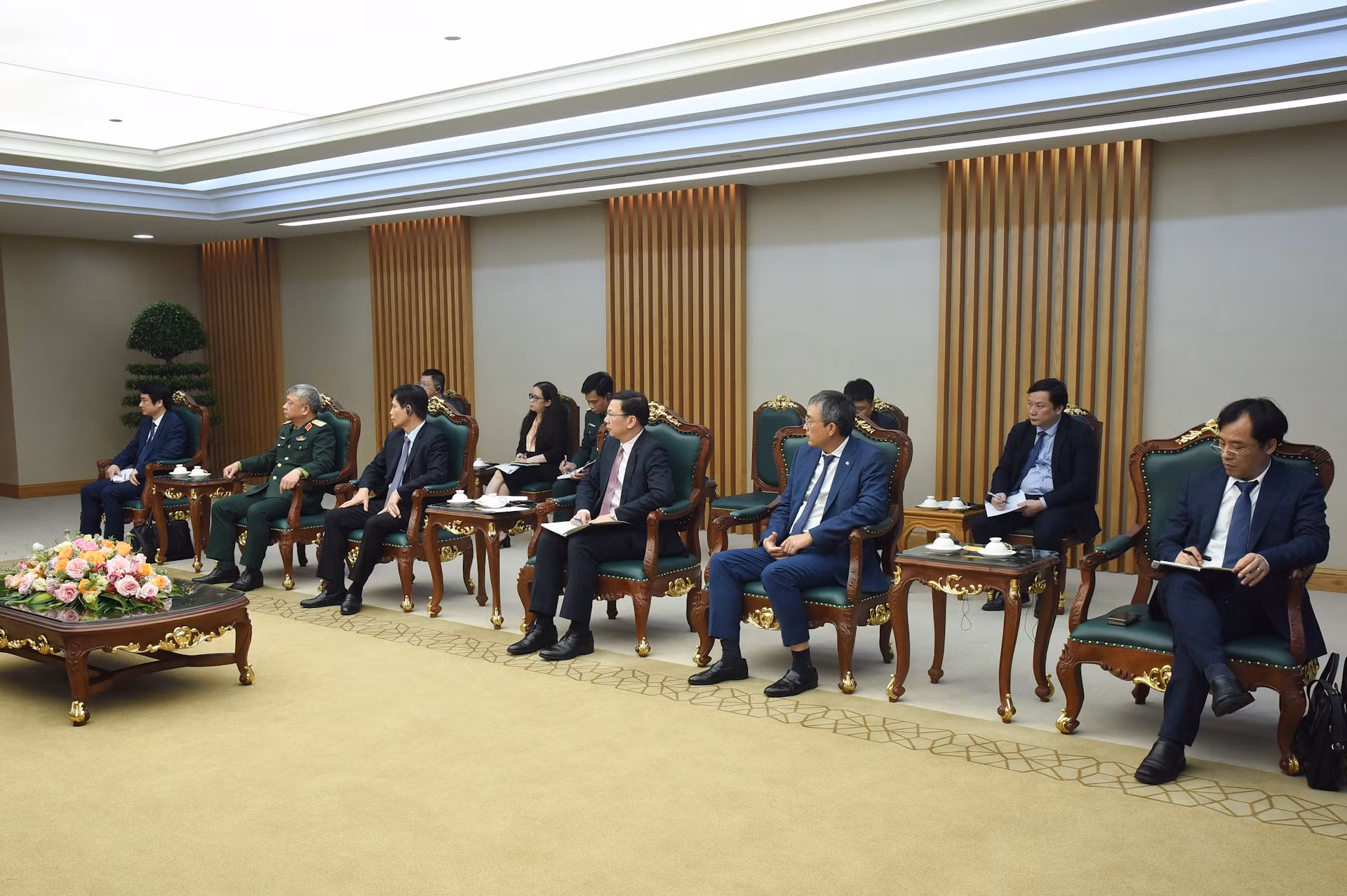 Đại diện lãnh đạo các bộ, ban, ngành của Chính phủ Việt Nam tham dự buổi tiếp. Đại diện lãnh đạo các bộ, ban, ngành của Chính phủ Việt Nam tham dự buổi tiếp.