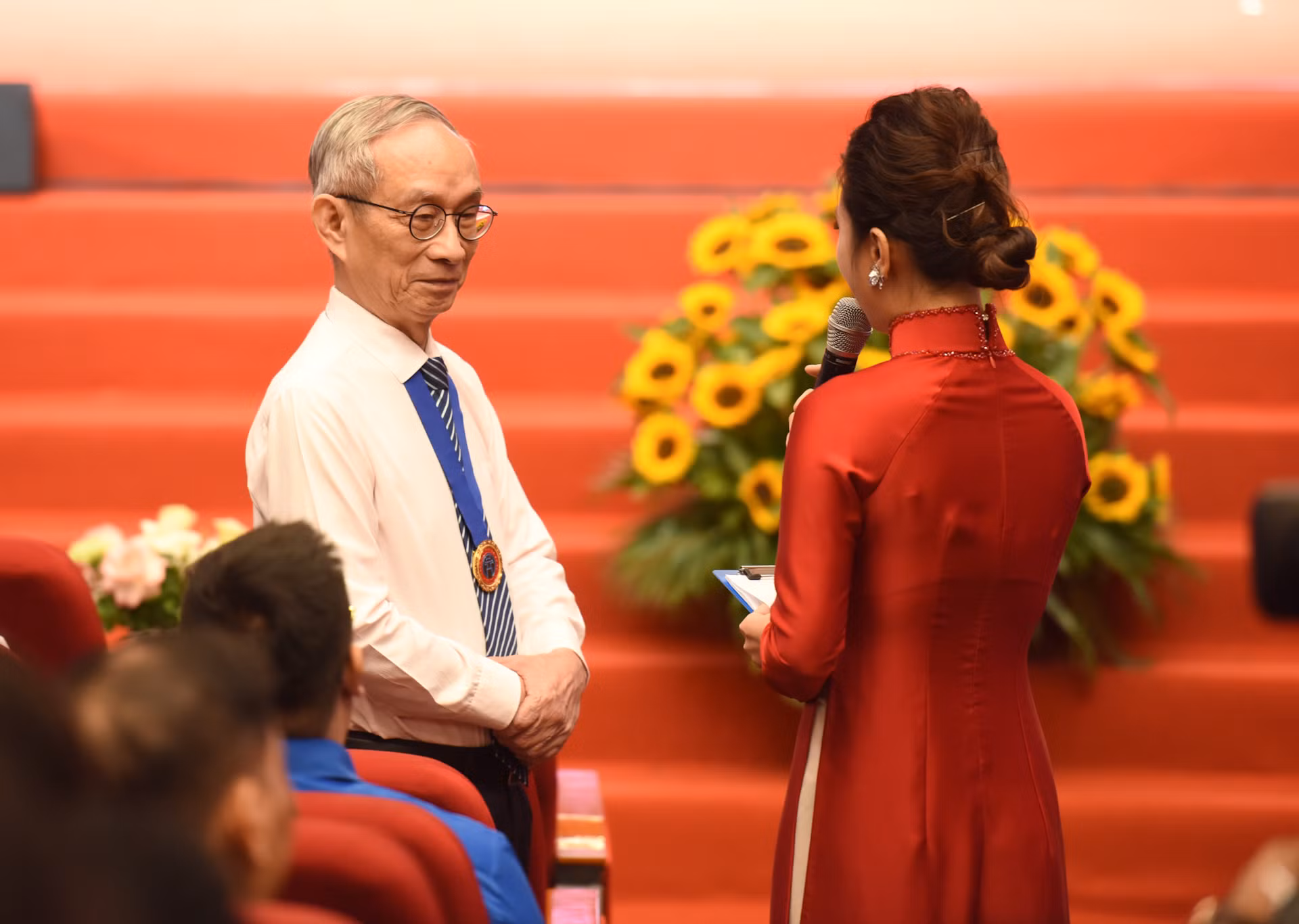 Nhà giáo Nguyễn Xuân Khang, Chủ tịch Hội đồng Trường Marie Curie giao lưu tại hội nghị. Nhà giáo Nguyễn Xuân Khang, Chủ tịch Hội đồng Trường Marie Curie giao lưu tại hội nghị.
