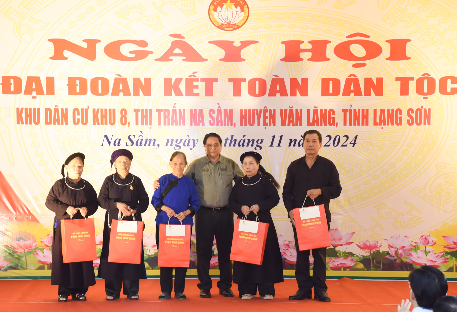 Thủ tướng Phạm Minh Chính trao quà, tặng các gia đình chính sách tại thị trấn Na Sầm. Thủ tướng Phạm Minh Chính trao quà, tặng các gia đình chính sách tại thị trấn Na Sầm.
