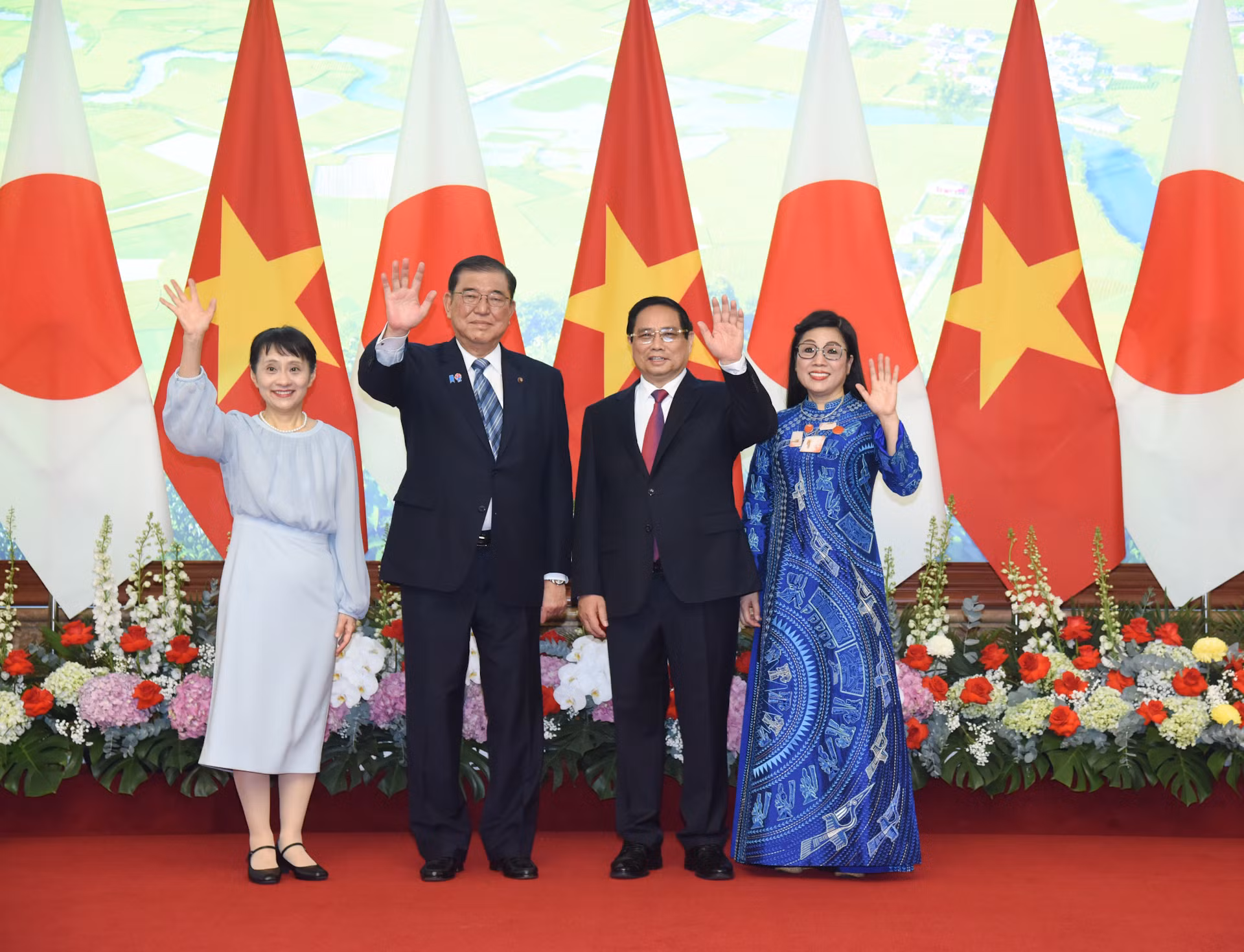 Thủ tướng Phạm Minh Chính và Thủ tướng Nhật Bản Ishiba Shigeru cùng hai Phu nhân.