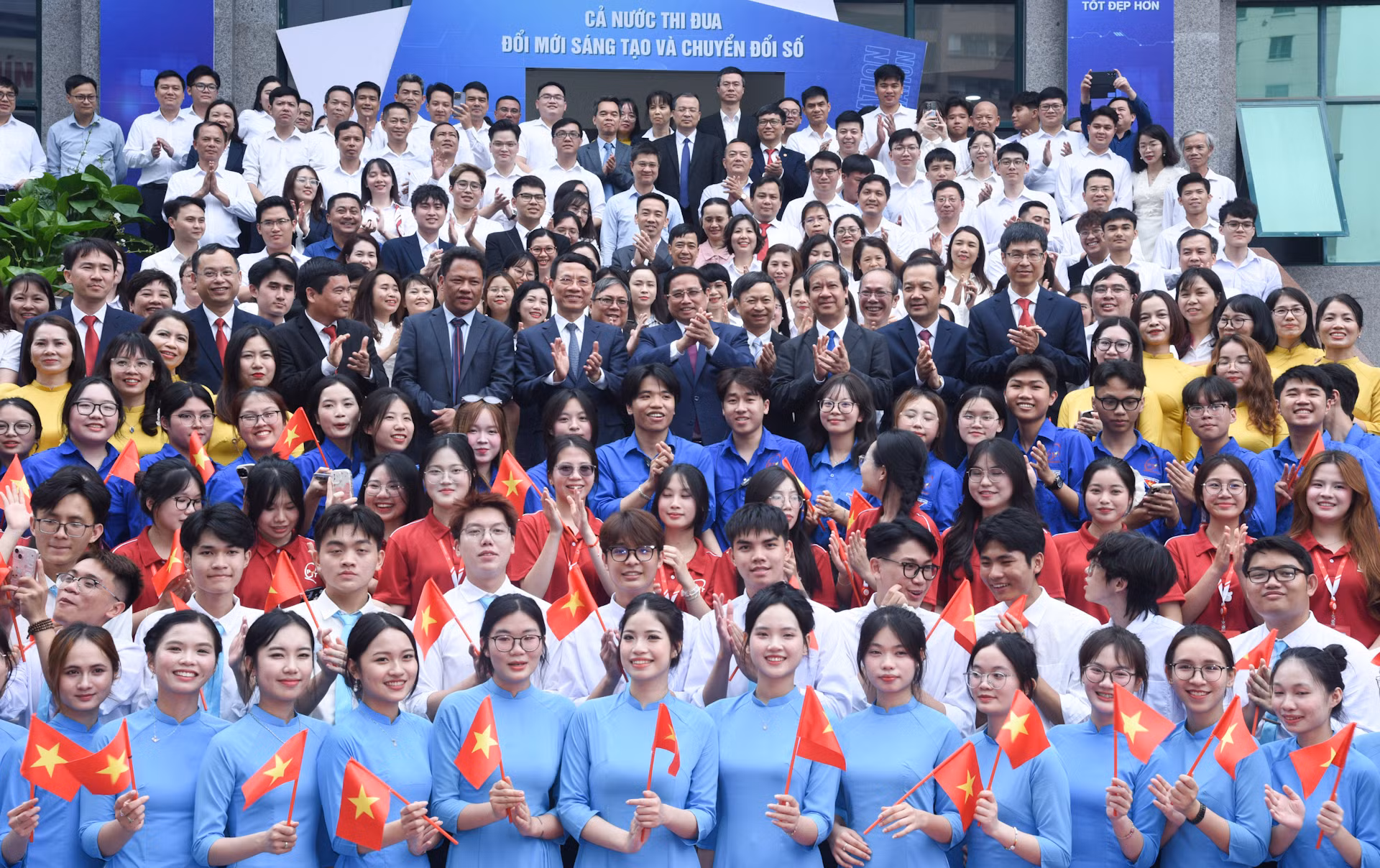 Thủ tướng Phạm Minh Chính với lãnh đạo và sinh viên Học viện Công nghệ Bưu chính Viễn thông. Thủ tướng Phạm Minh Chính với lãnh đạo và sinh viên Học viện Công nghệ Bưu chính Viễn thông.