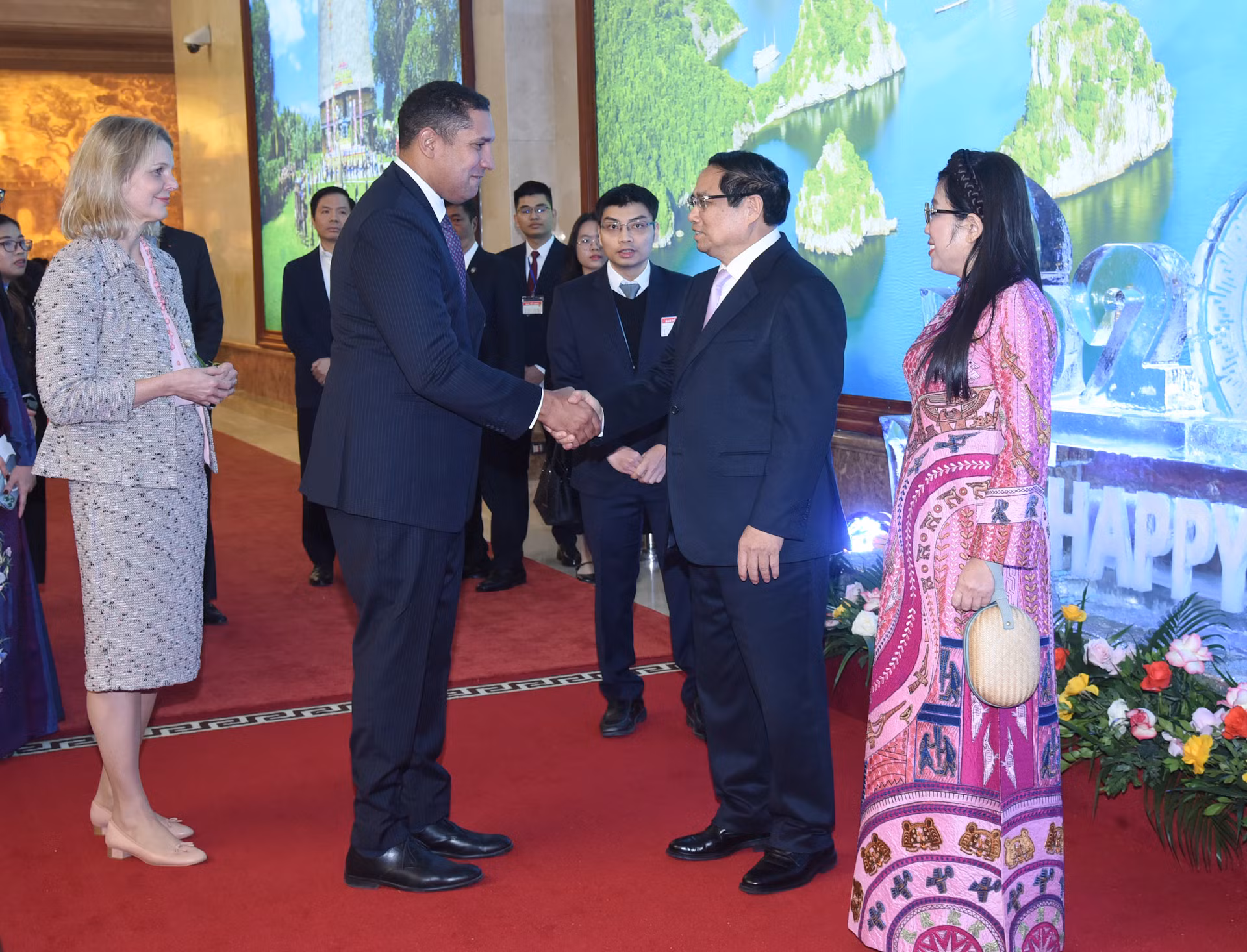 Thủ tướng Phạm Minh Chính và Phu nhân đón các Đại sứ, Trưởng đại diện các tổ chức quốc tế.
