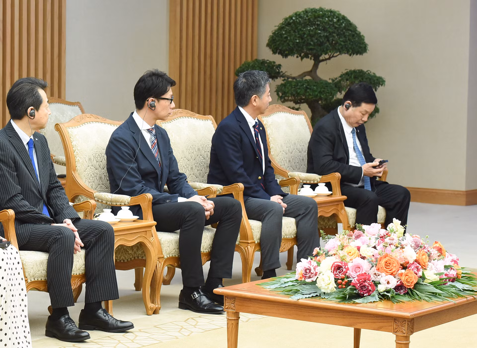 Các thành viên đi cùng ông Nagao Yutaka, Chủ tịch Tập đoàn Yamato Holdings (Nhật Bản) tham dự buổi tiếp. Các thành viên đi cùng ông Nagao Yutaka, Chủ tịch Tập đoàn Yamato Holdings (Nhật Bản) tham dự buổi tiếp.