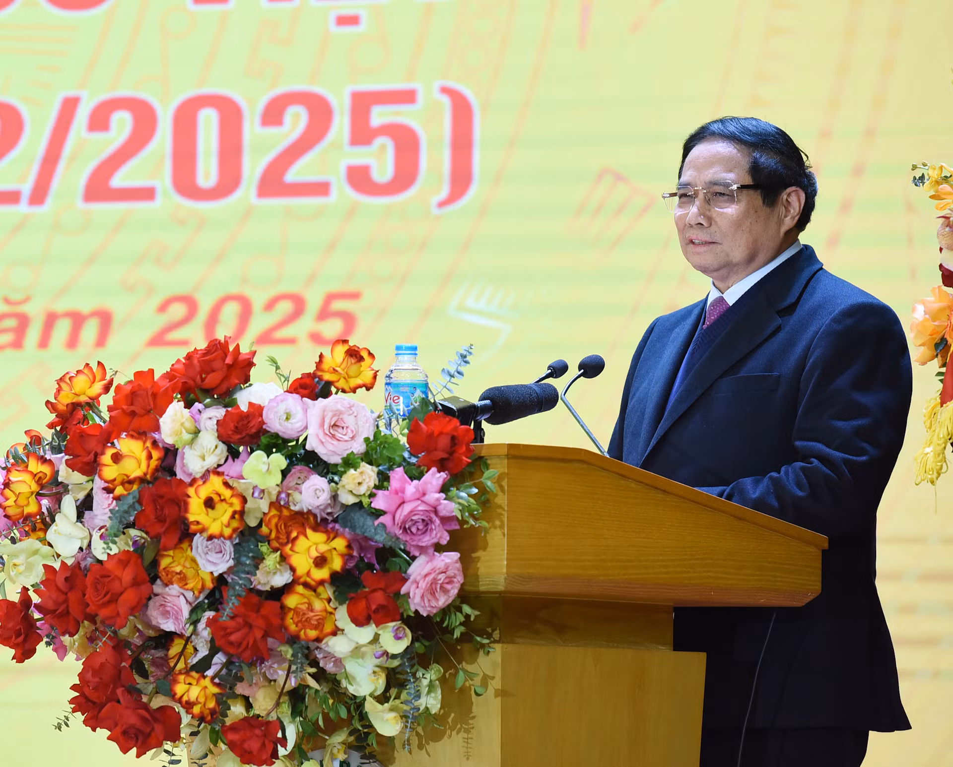 Thủ tướng Phạm Minh Chính chúc mừng đội ngũ bác sĩ, y sĩ, nhân viên y tế Bệnh viện Bạch Mai. Thủ tướng Phạm Minh Chính chúc mừng đội ngũ bác sĩ, y sĩ, nhân viên y tế Bệnh viện Bạch Mai.