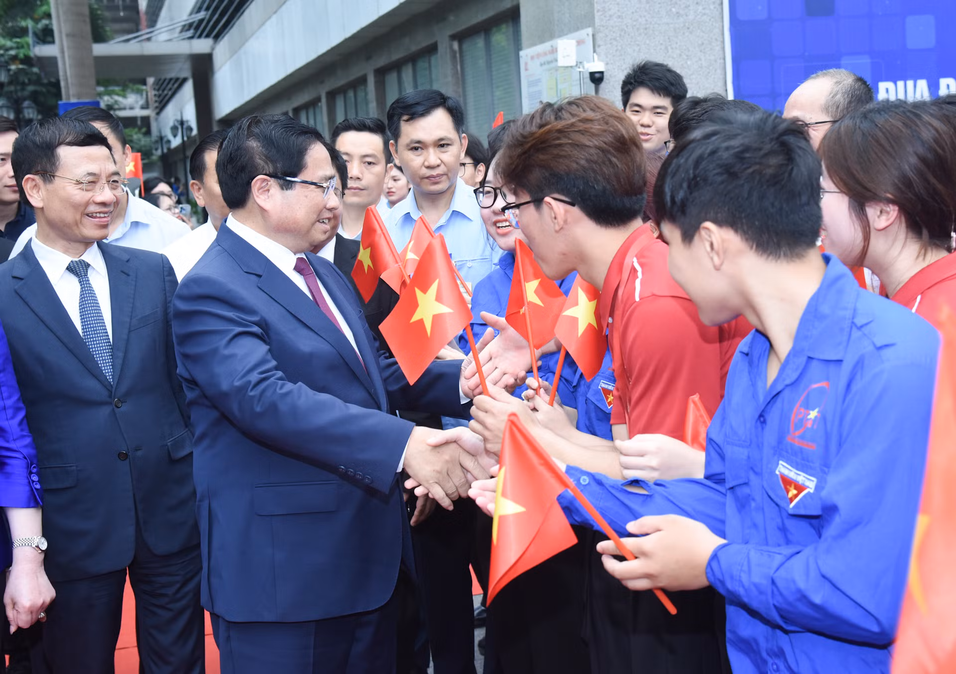 Thủ tướng Phạm Minh Chính với sinh viên tham dự Lễ phát động Phong trào “Cả nước thi đua đổi mới sáng tạo và chuyển đổi số”.