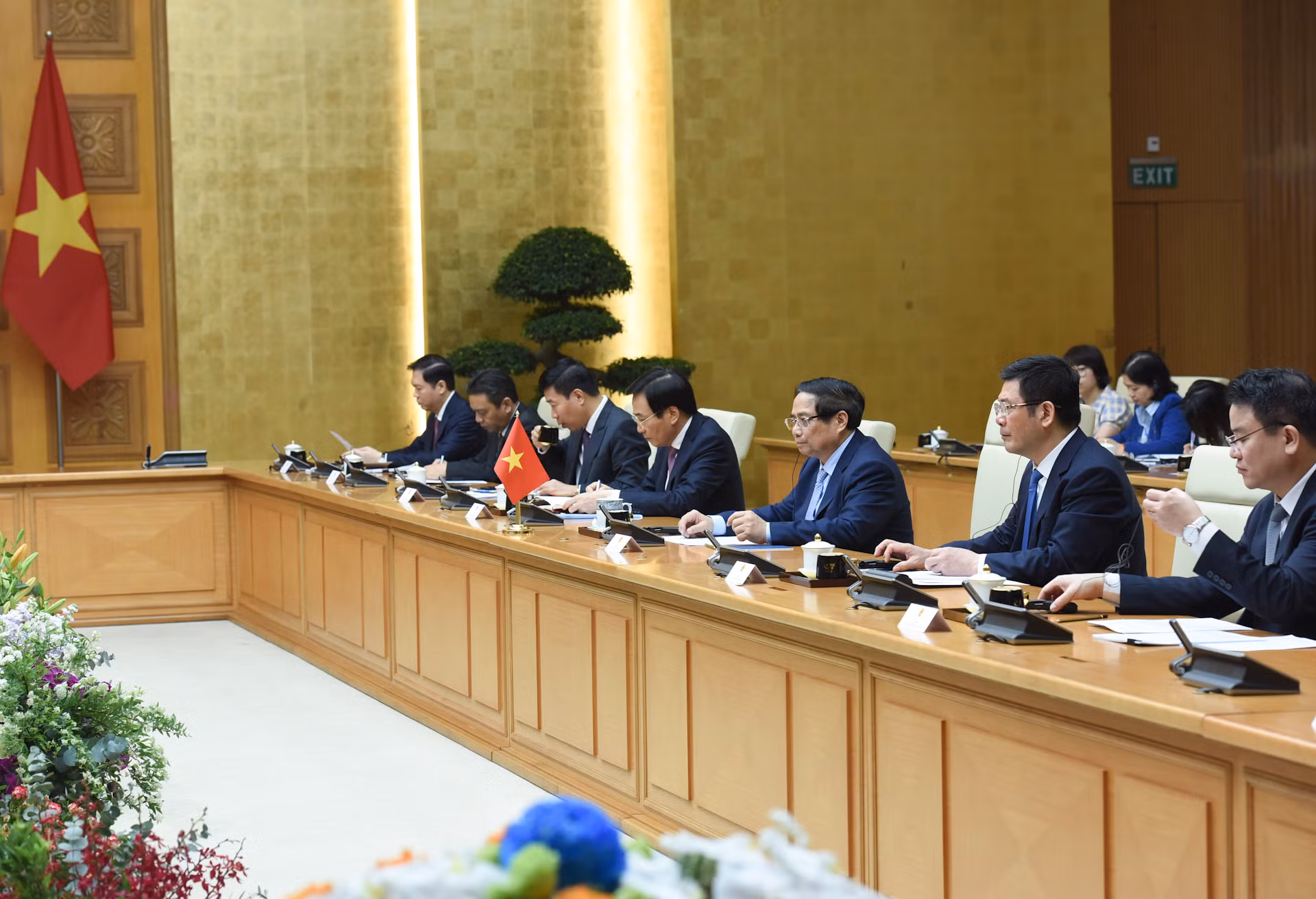 Thủ tướng Phạm Minh Chính và các thành viên Chính phủ Việt Nam hội đàm với Thủ tướng Lào Sonexay Siphandone.