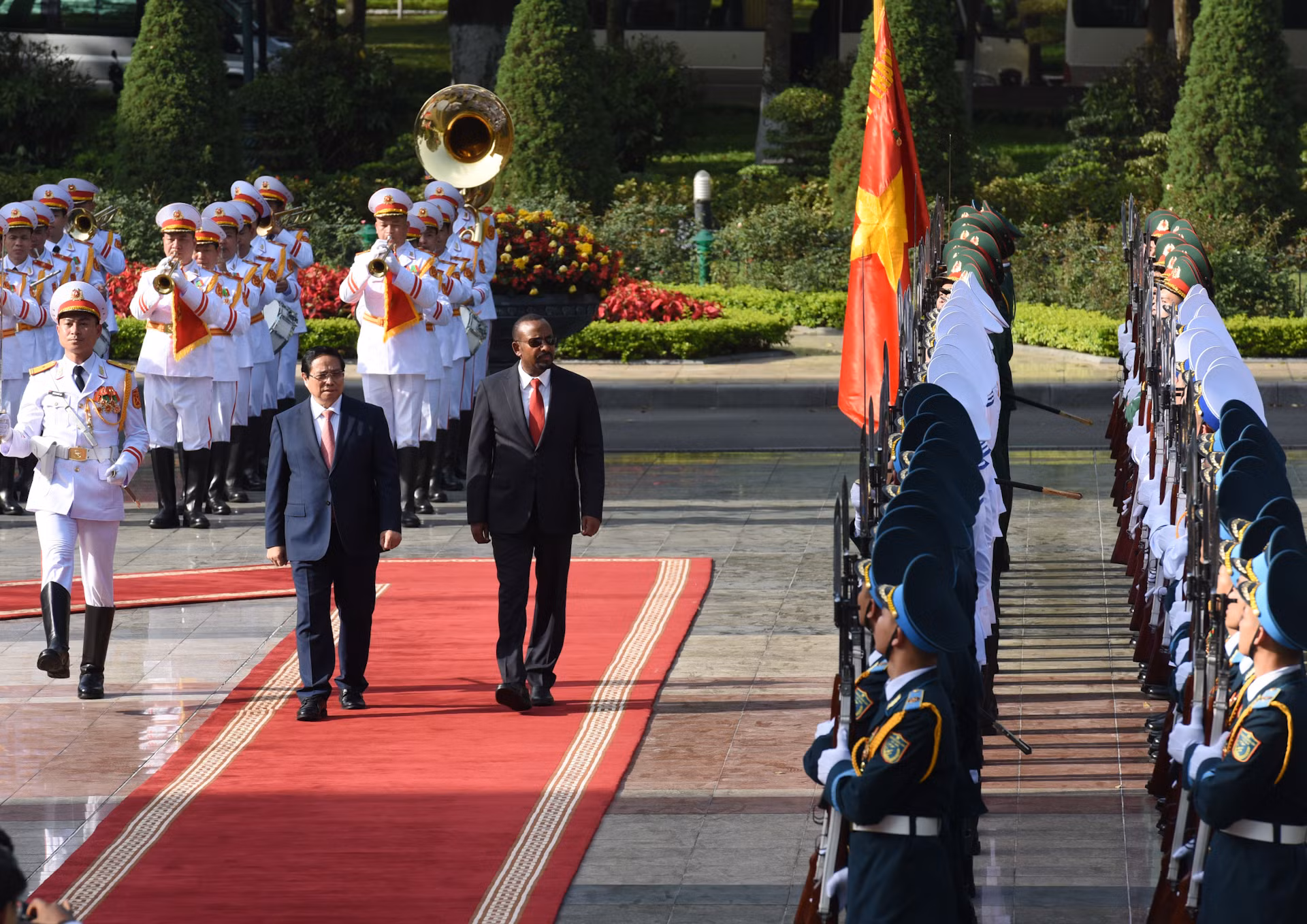 Thủ tướng Phạm Minh Chính và Thủ tướng Ethiopia Abiy Ahmed Ali duyệt Đội danh dự Quân đội nhân dân Việt Nam. Thủ tướng Phạm Minh Chính và Thủ tướng Ethiopia Abiy Ahmed Ali duyệt Đội danh dự Quân đội nhân dân Việt Nam.
