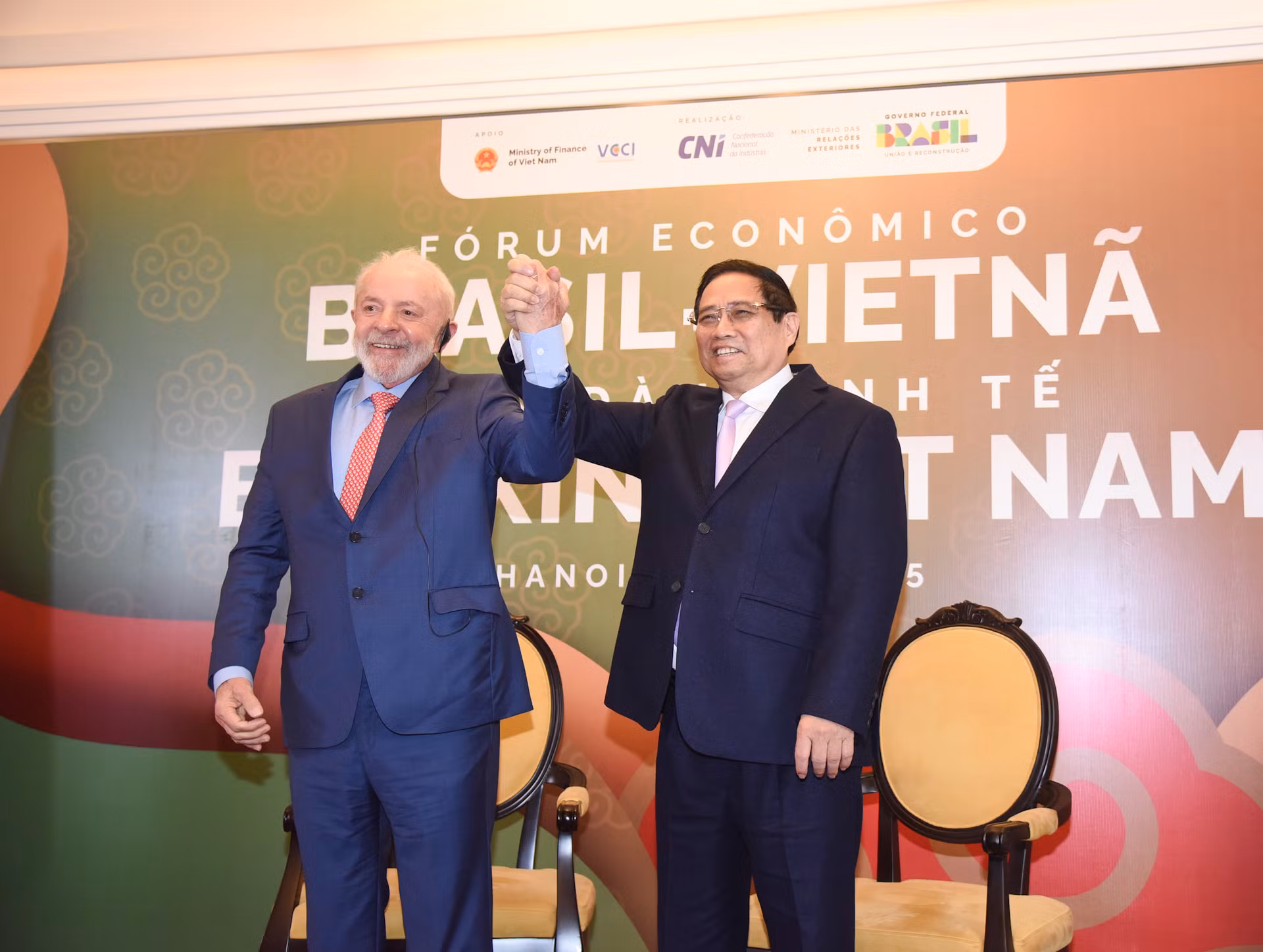 Thủ tướng Phạm Minh Chính và Tổng thống Brazil Luiz Inácio Lula da Silva tại Diễn đàn.