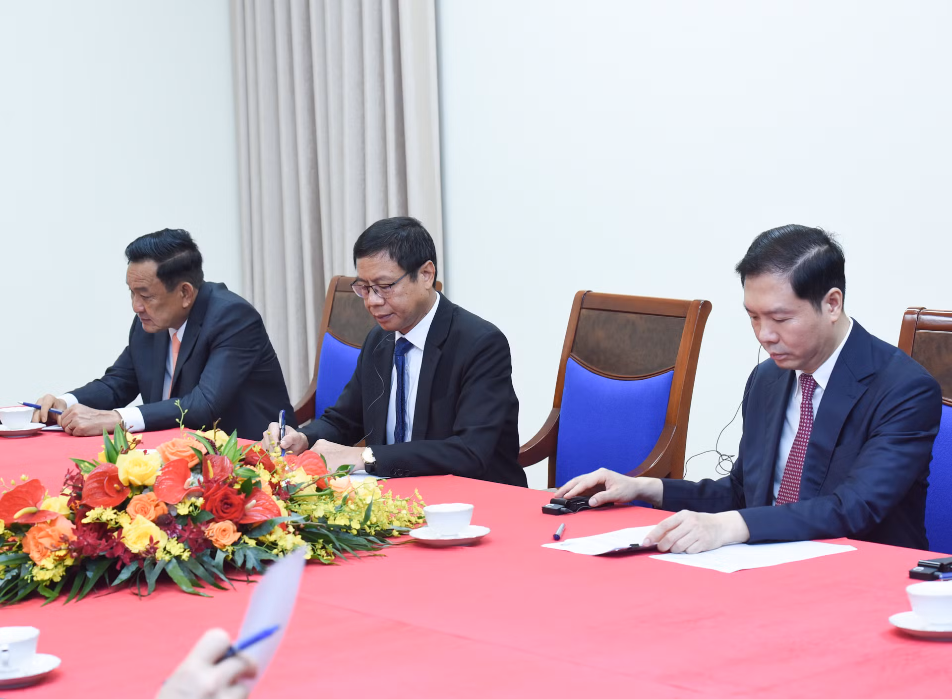 Đại diện lãnh đạo các ban, bộ, ngành tham dự cuộc điện đàm cùng Thủ tướng Phạm Minh Chính.