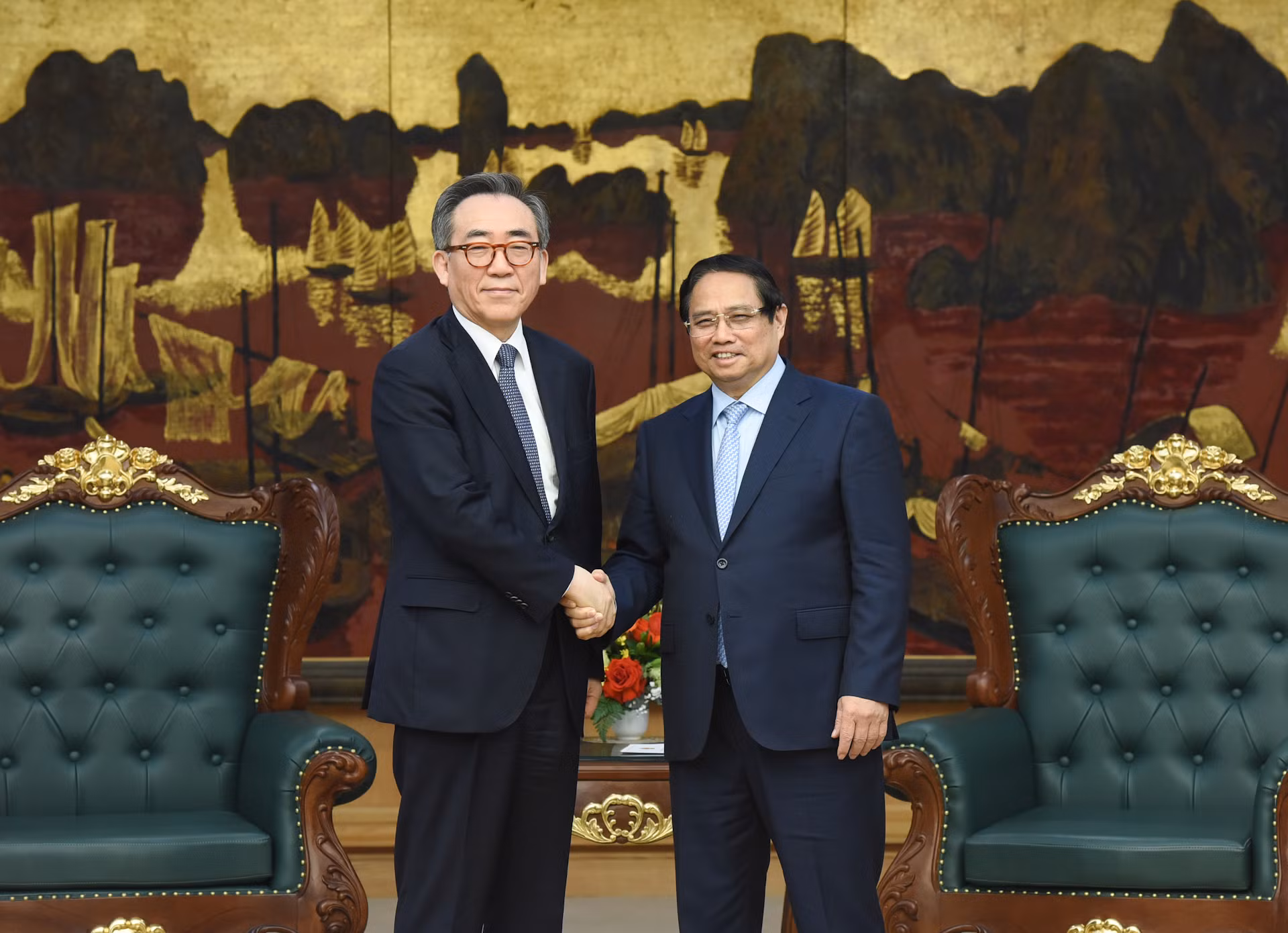 Thủ tướng Phạm Minh Chính đón Bộ trưởng Ngoại giao Hàn Quốc Cho Tae-yul. 