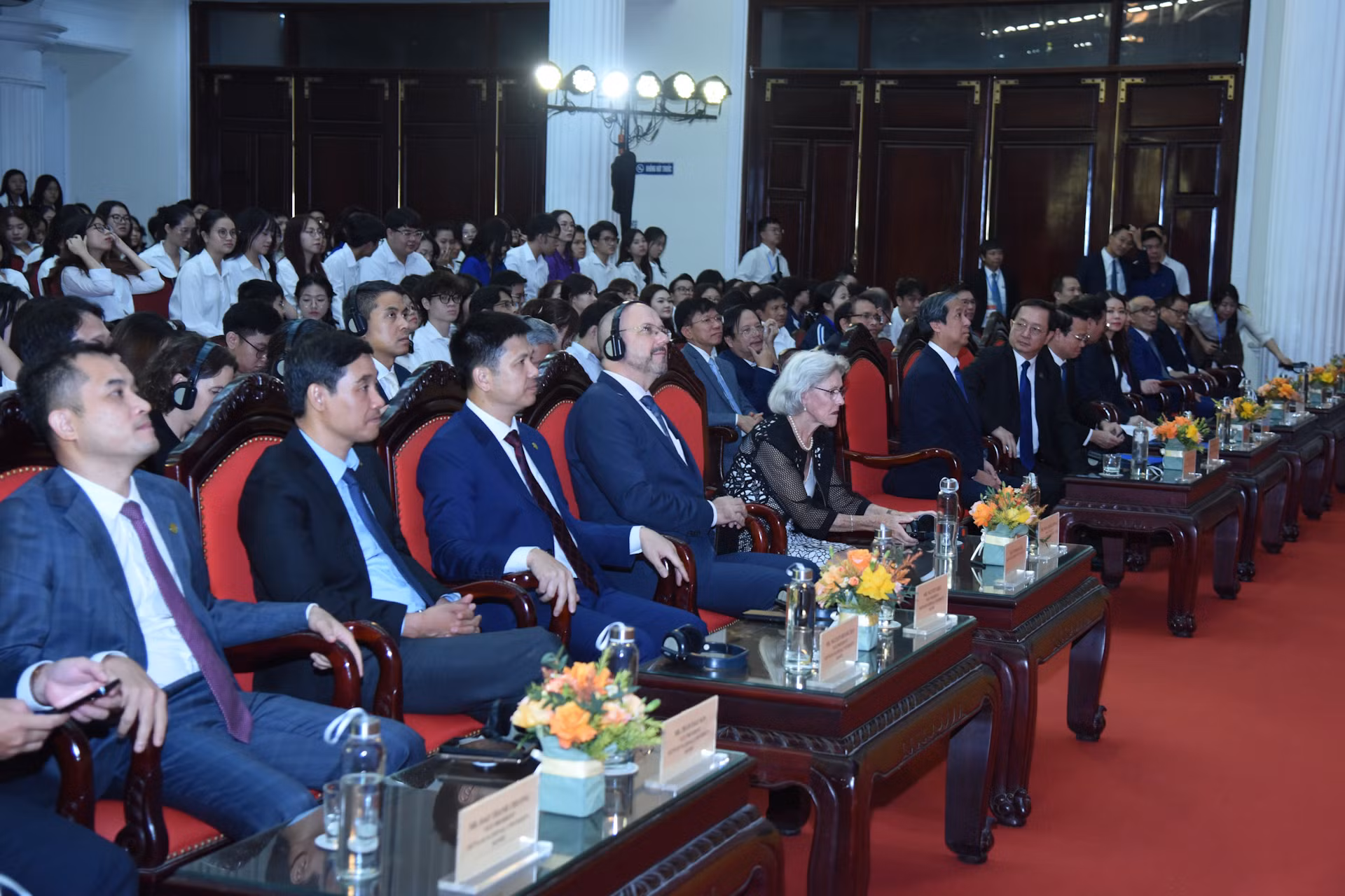 Các đại biểu tham dự cuộc giao lưu, đối thoại.