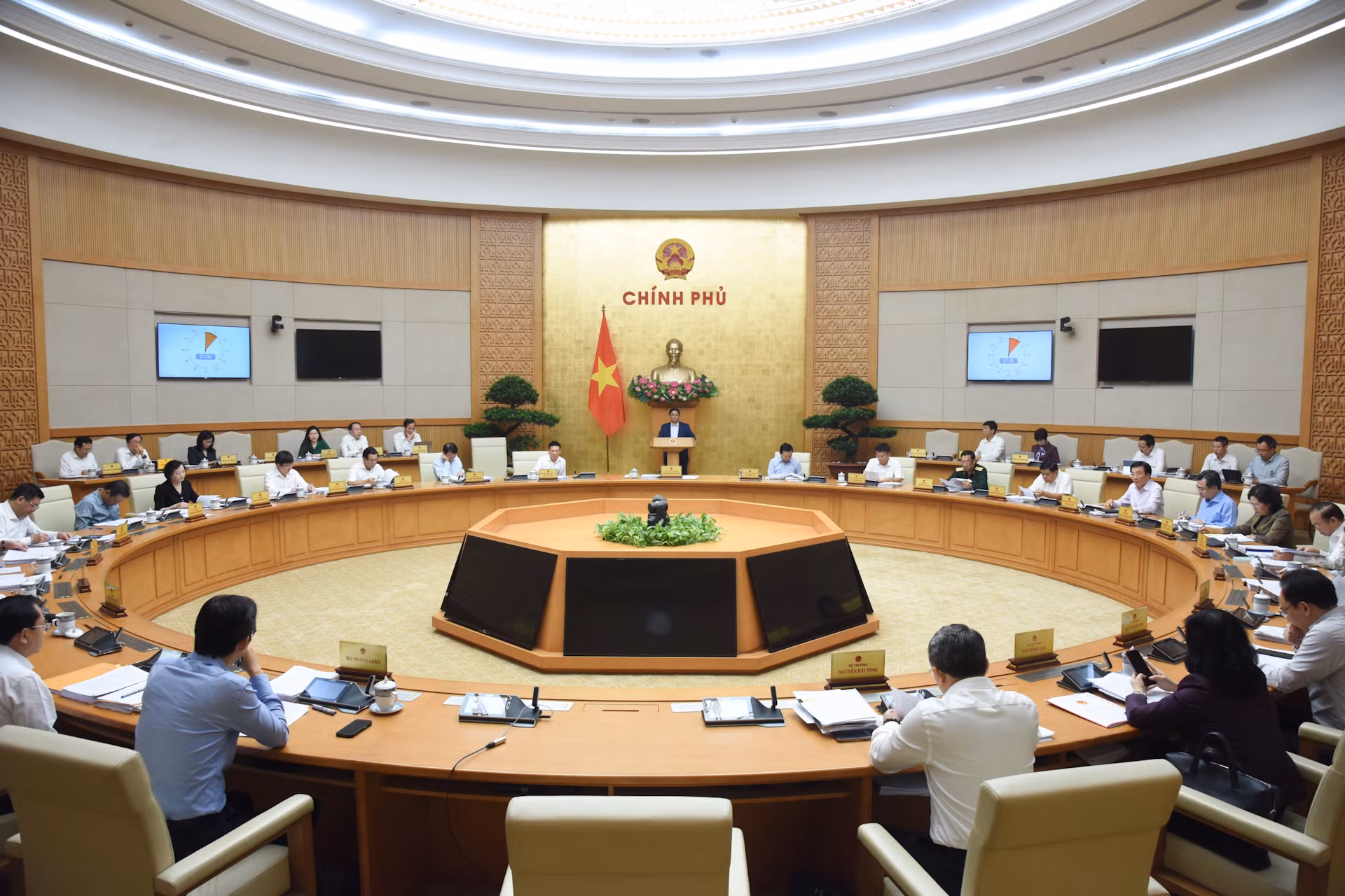 Theo chương trình, phiên họp tập trung thảo luận, đánh giá tình hình kinh tế-xã hội tháng 10 và 10 tháng đầu năm; các định hướng, nhiệm vụ, giải pháp trong tháng 11 và từ nay đến cuối năm.