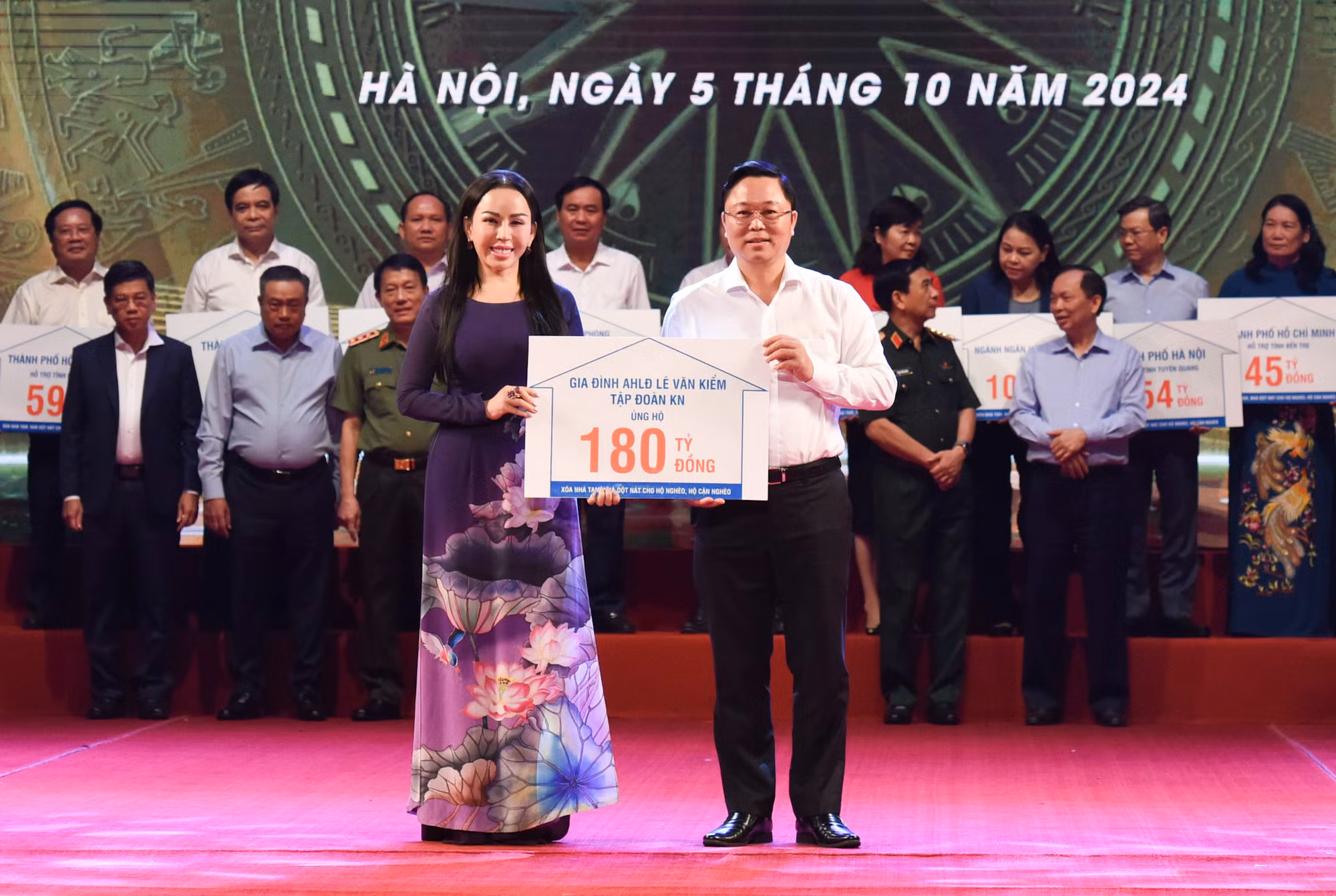 Đại diện Tập đoàn KN Holdings trao tượng trưng kinh phí hỗ trợ xóa nhà tạm, nhà dột nát cho đại diện địa phương. Đại diện Tập đoàn KN Holdings trao tượng trưng kinh phí hỗ trợ xóa nhà tạm, nhà dột nát cho đại diện địa phương.