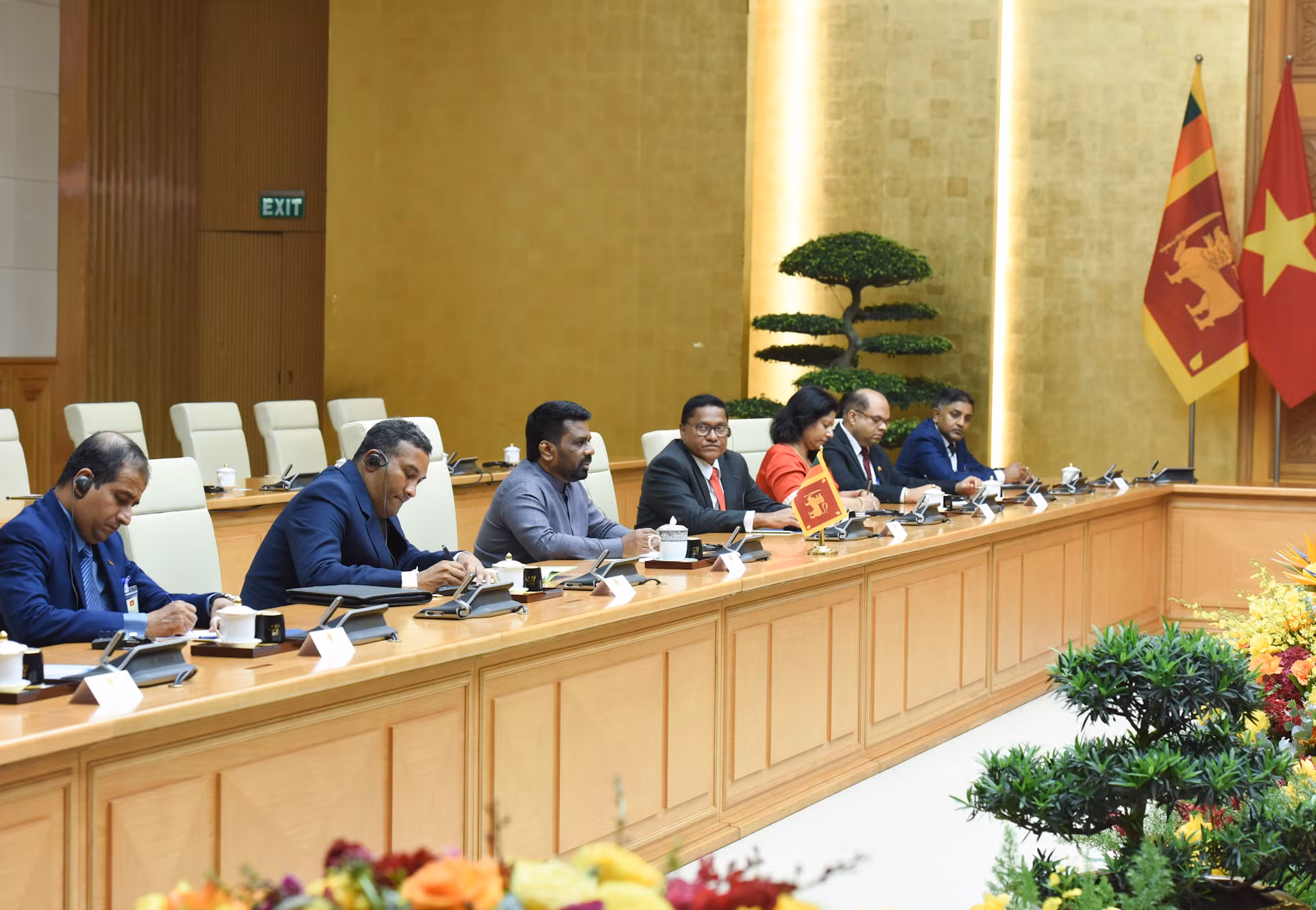 Tổng thống Sri Lanka Anura Kumara Dissanayaka và các thành viên trong đoàn hội kiến với Thủ tướng Phạm Minh Chính. Tổng thống Sri Lanka Anura Kumara Dissanayaka và các thành viên trong đoàn hội kiến với Thủ tướng Phạm Minh Chính.