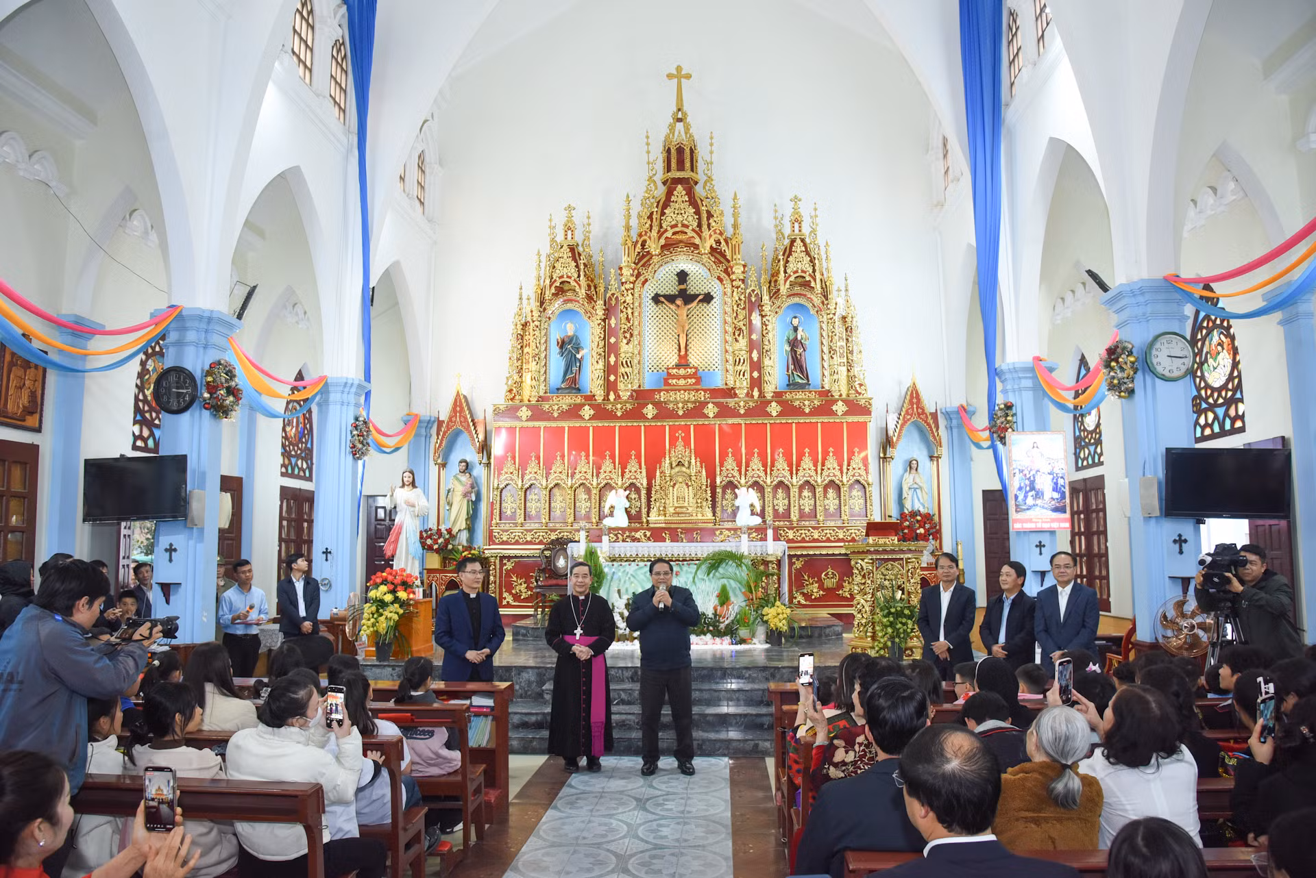 Thủ tướng Phạm Minh Chính chúc mừng linh mục, chức sắc, chức việc, giáo dân Giáo xứ Lào Cai nhân dịp Giáng sinh. Thủ tướng Phạm Minh Chính chúc mừng linh mục, chức sắc, chức việc, giáo dân Giáo xứ Lào Cai nhân dịp Giáng sinh.