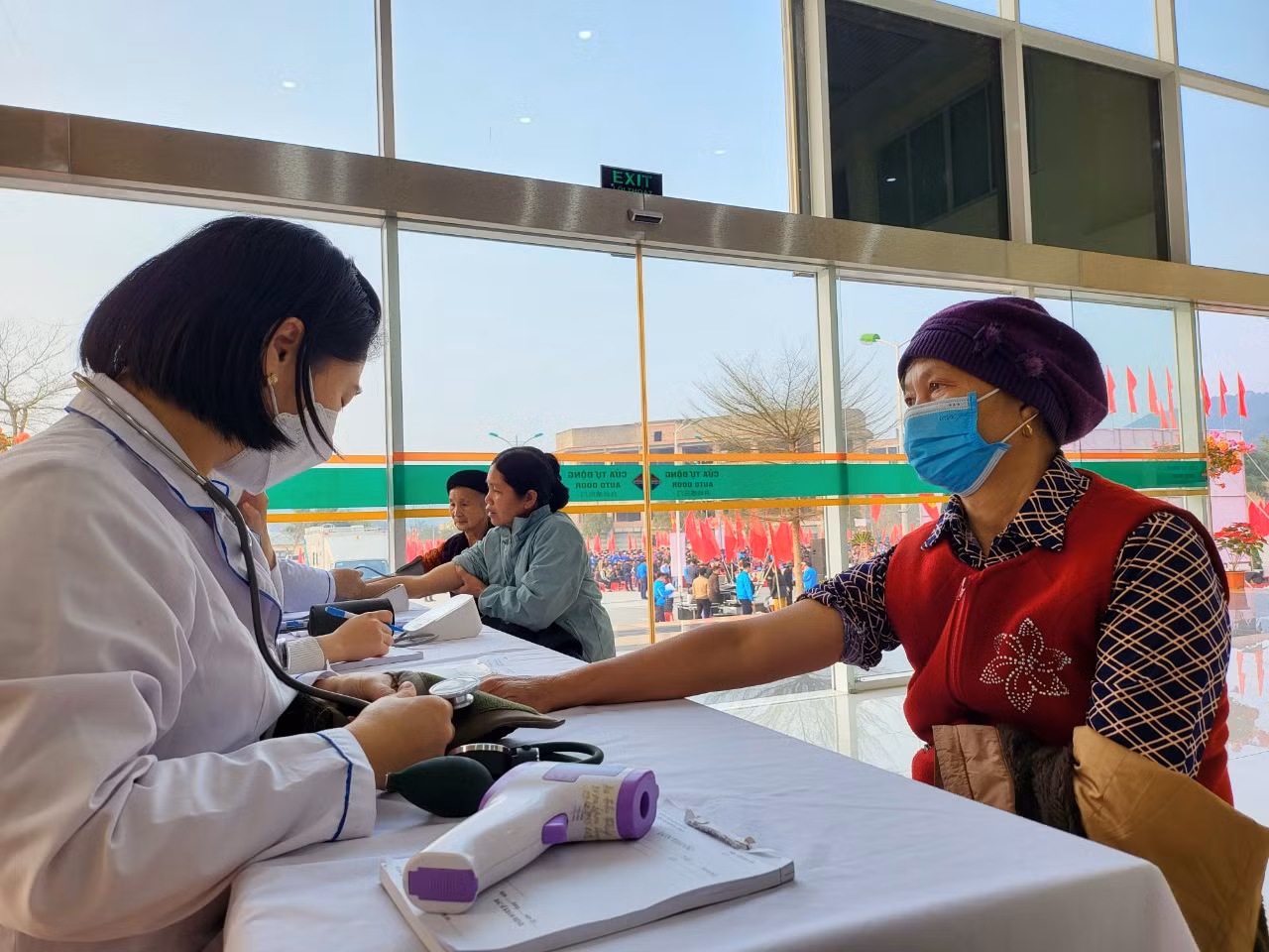 Thầy thuốc trẻ tình nguyện khám bệnh cho người dân huyện Lộc Bình (tỉnh Lạng Sơn) trong khuôn khổ chương trình “Tháng Ba biên giới” năm 2023. Thầy thuốc trẻ tình nguyện khám bệnh cho người dân huyện Lộc Bình (tỉnh Lạng Sơn) trong khuôn khổ chương trình “Tháng Ba biên giới” năm 2023.