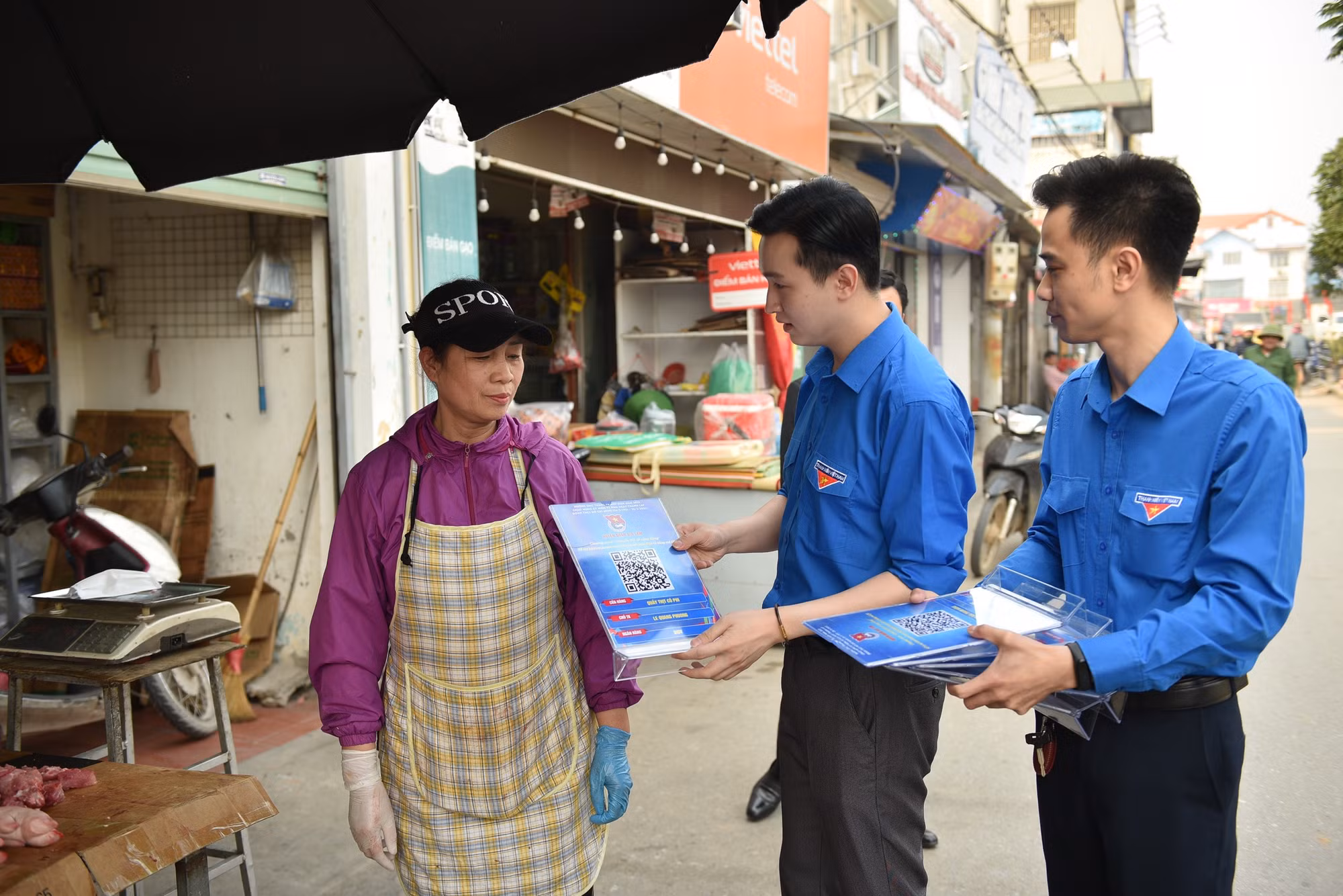 Cán bộ Đoàn, đoàn viên tình nguyện hỗ trợ người dân Thủ đô chuyển đổi số tại những khu chợ dân sinh. Cán bộ Đoàn, đoàn viên tình nguyện hỗ trợ người dân Thủ đô chuyển đổi số tại những khu chợ dân sinh.