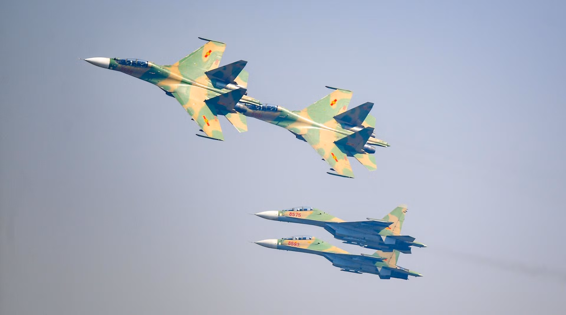 Mãn nhãn với chiến đấu cơ "hổ mang chúa" Su-30MK2 trên bầu trời Hà Nội ảnh 2 Mãn nhãn với chiến đấu cơ "hổ mang chúa" Su-30MK2 trên bầu trời Hà Nội ảnh 2