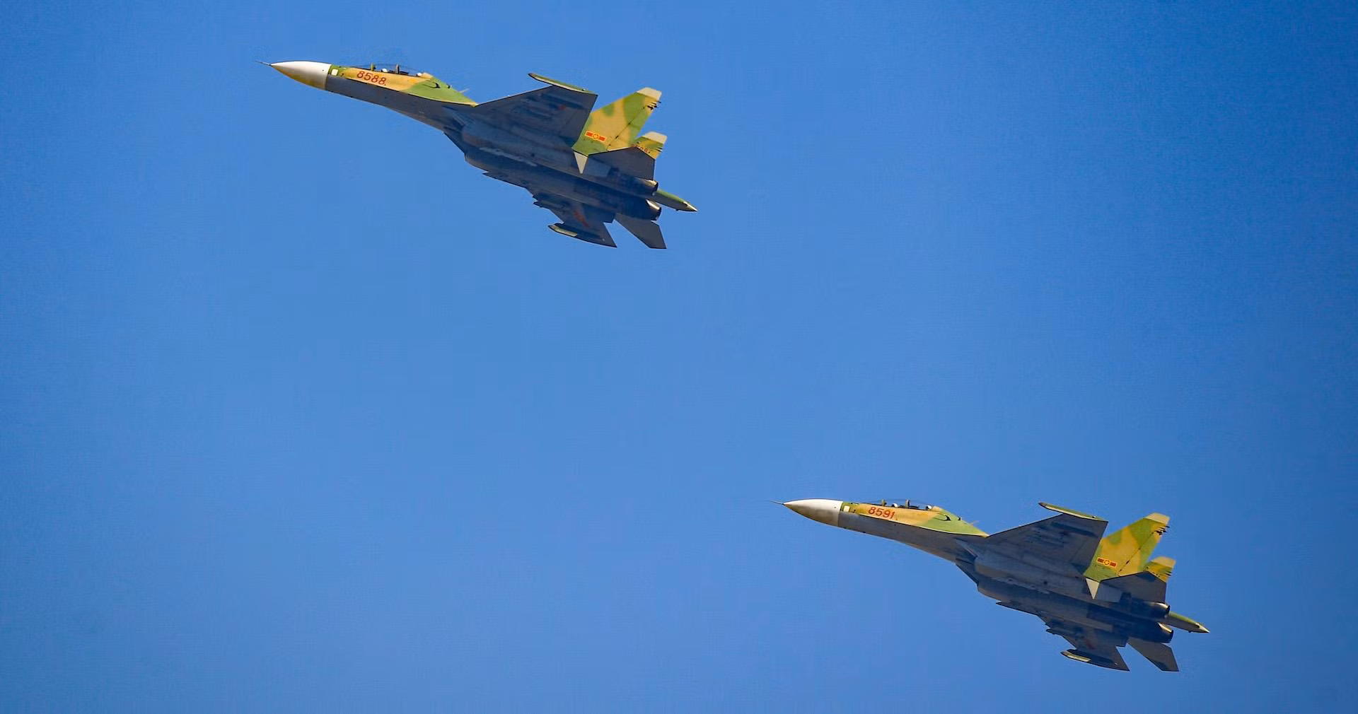 Mãn nhãn với chiến đấu cơ "hổ mang chúa" Su-30MK2 trên bầu trời Hà Nội ảnh 3 Mãn nhãn với chiến đấu cơ "hổ mang chúa" Su-30MK2 trên bầu trời Hà Nội ảnh 3