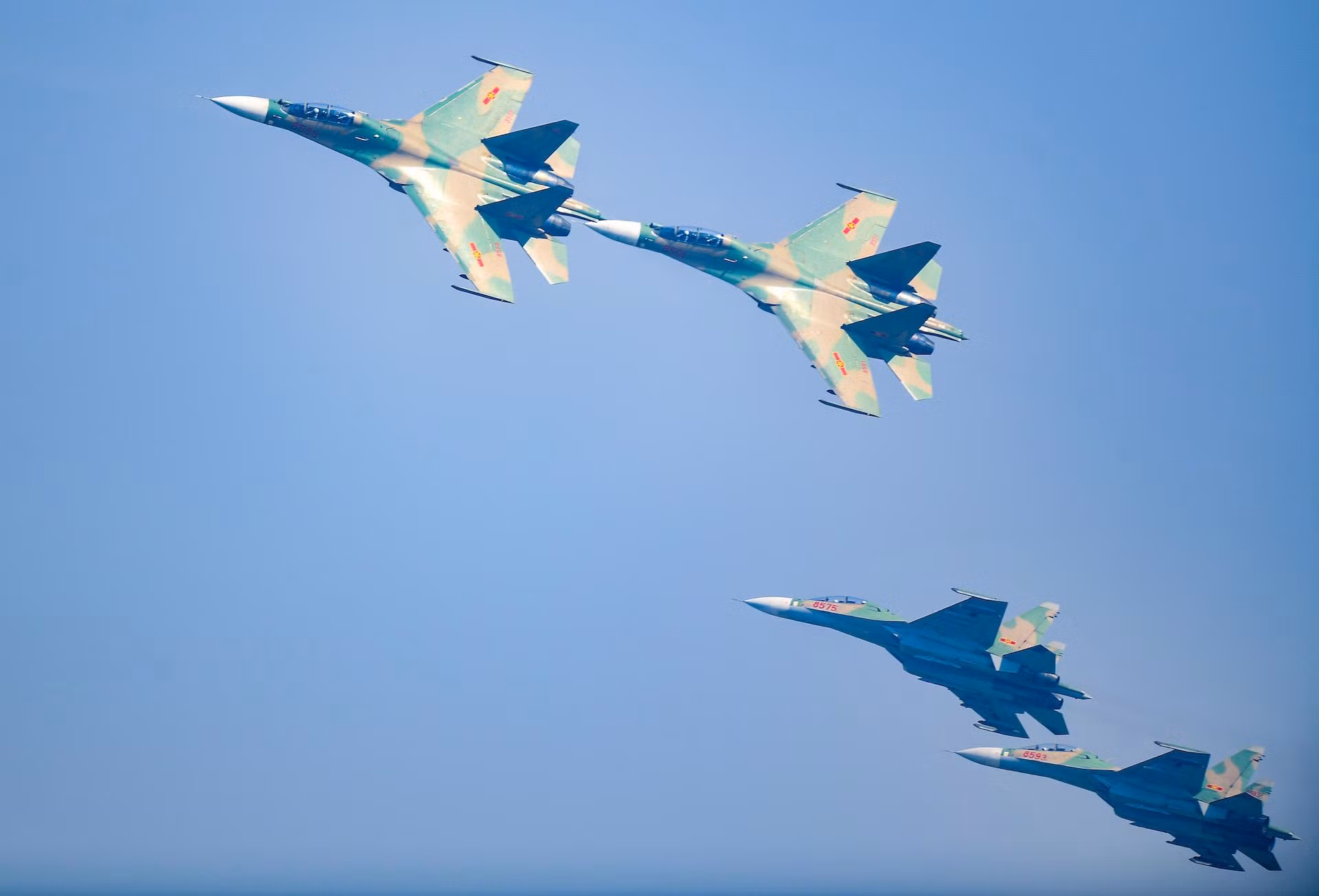 Mãn nhãn với chiến đấu cơ "hổ mang chúa" Su-30MK2 trên bầu trời Hà Nội ảnh 13 Mãn nhãn với chiến đấu cơ "hổ mang chúa" Su-30MK2 trên bầu trời Hà Nội ảnh 13