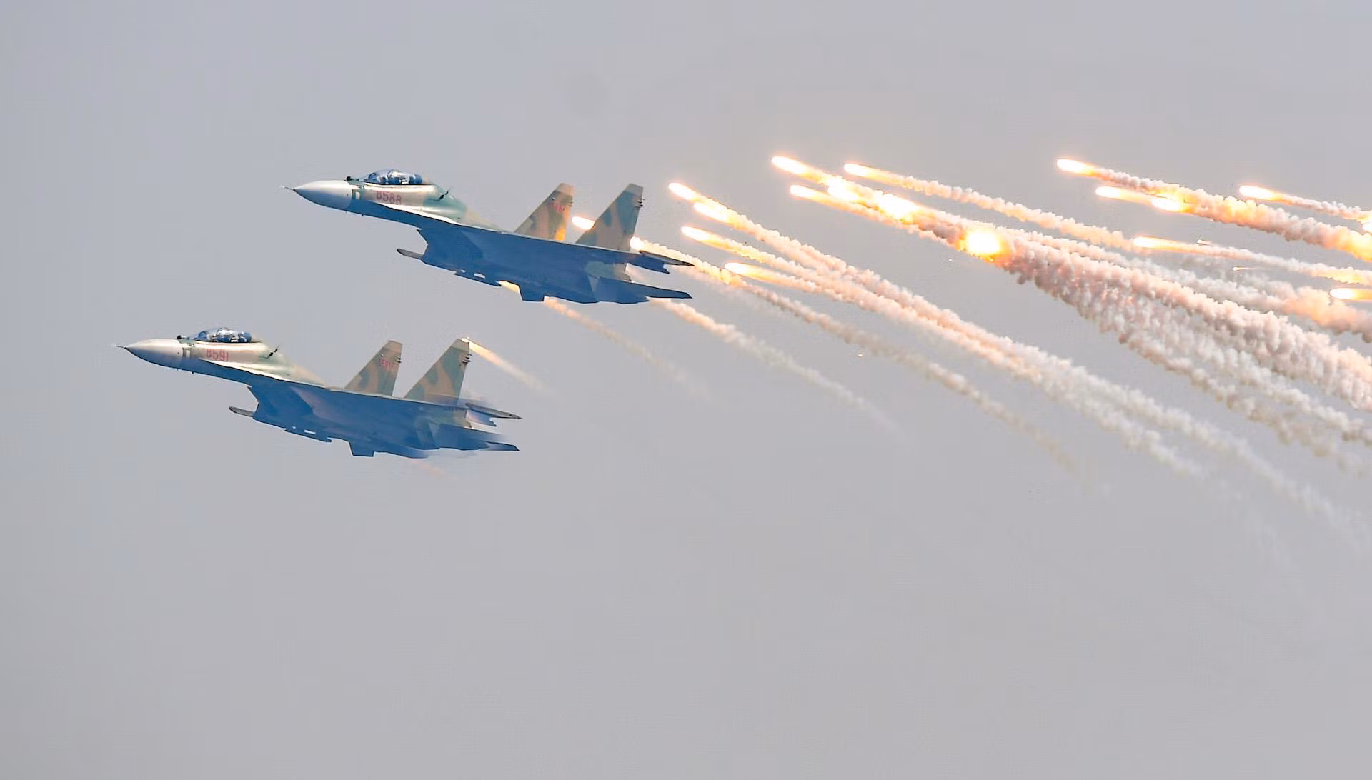Mãn nhãn với chiến đấu cơ "hổ mang chúa" Su-30MK2 trên bầu trời Hà Nội ảnh 6 Mãn nhãn với chiến đấu cơ "hổ mang chúa" Su-30MK2 trên bầu trời Hà Nội ảnh 6