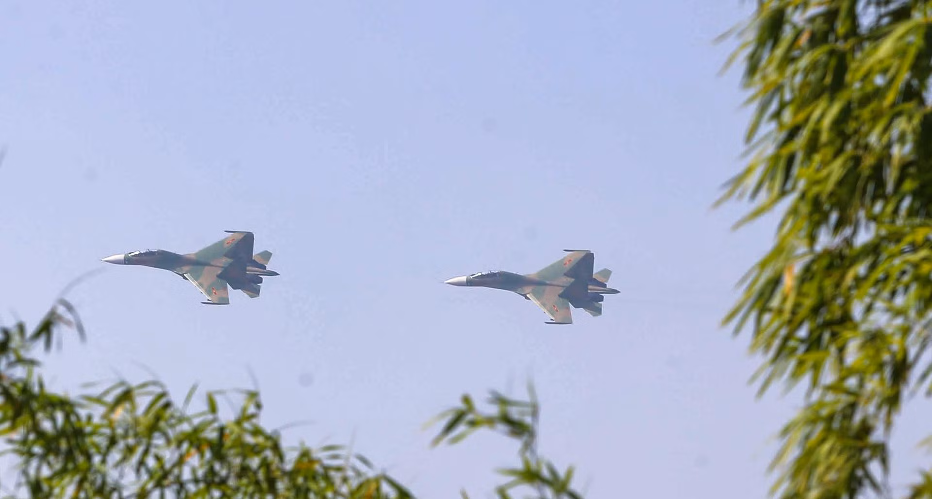 Mãn nhãn với chiến đấu cơ "hổ mang chúa" Su-30MK2 trên bầu trời Hà Nội ảnh 8 Mãn nhãn với chiến đấu cơ "hổ mang chúa" Su-30MK2 trên bầu trời Hà Nội ảnh 8