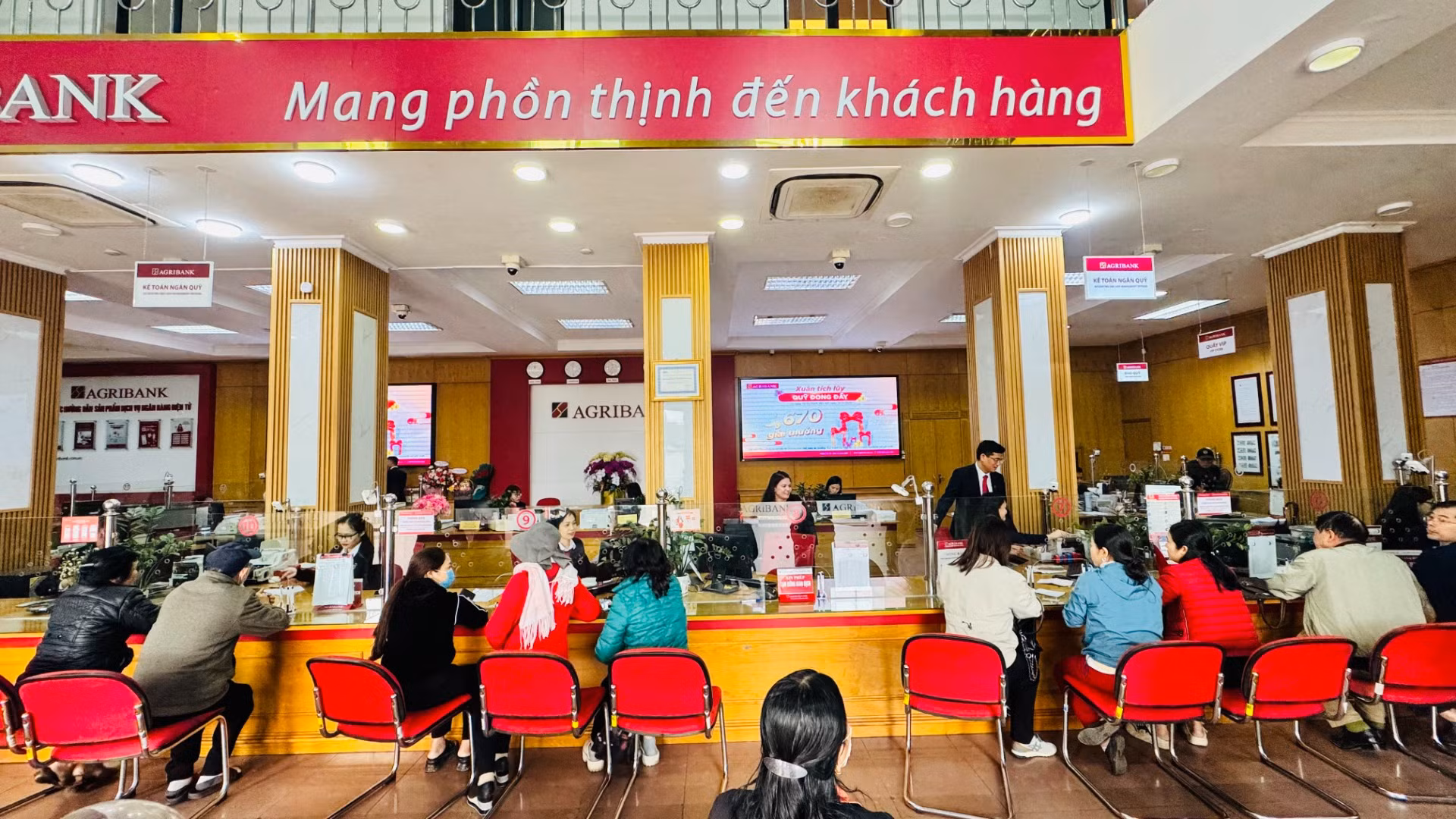 Khách hàng giao dịch tại Agribank chi nhánh Hà Tĩnh.