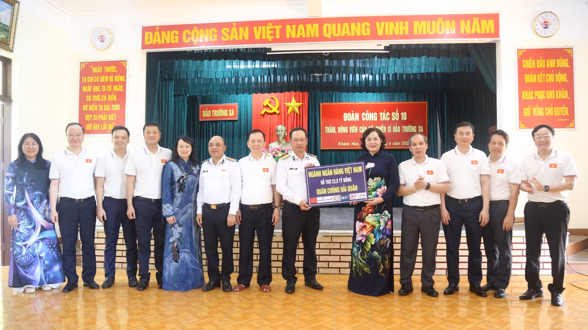 Thống đốc Ngân hàng Nhà nước Nguyễn Thị Hồng trao tặng hỗ trợ trị giá 23,5 tỷ đồng cho Quân chủng Hải quân.