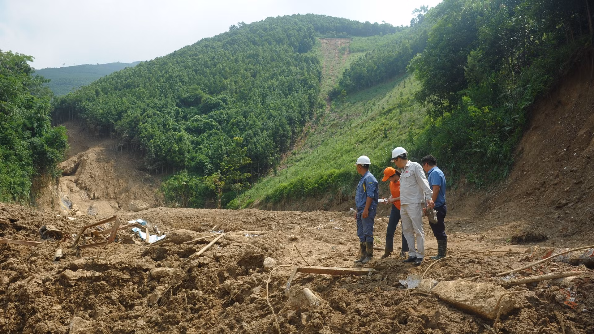 Dấu vết còn sót lại của Khu nhà điều hành Nhà máy thủy điện Đông Nam Á-Nậm Lúc. Dấu vết còn sót lại của Khu nhà điều hành Nhà máy thủy điện Đông Nam Á-Nậm Lúc.