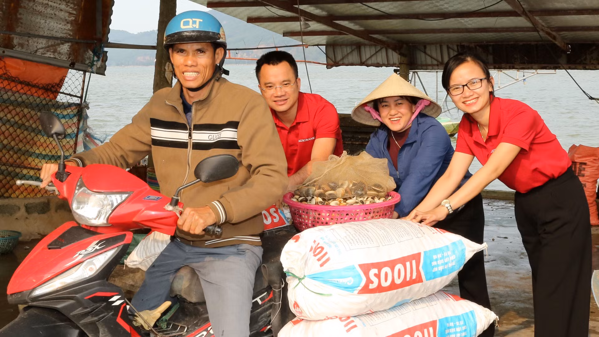 Các cán bộ tín dụng của Agribank luôn đồng hành cùng bà con nông dân phát triển sản xuất.