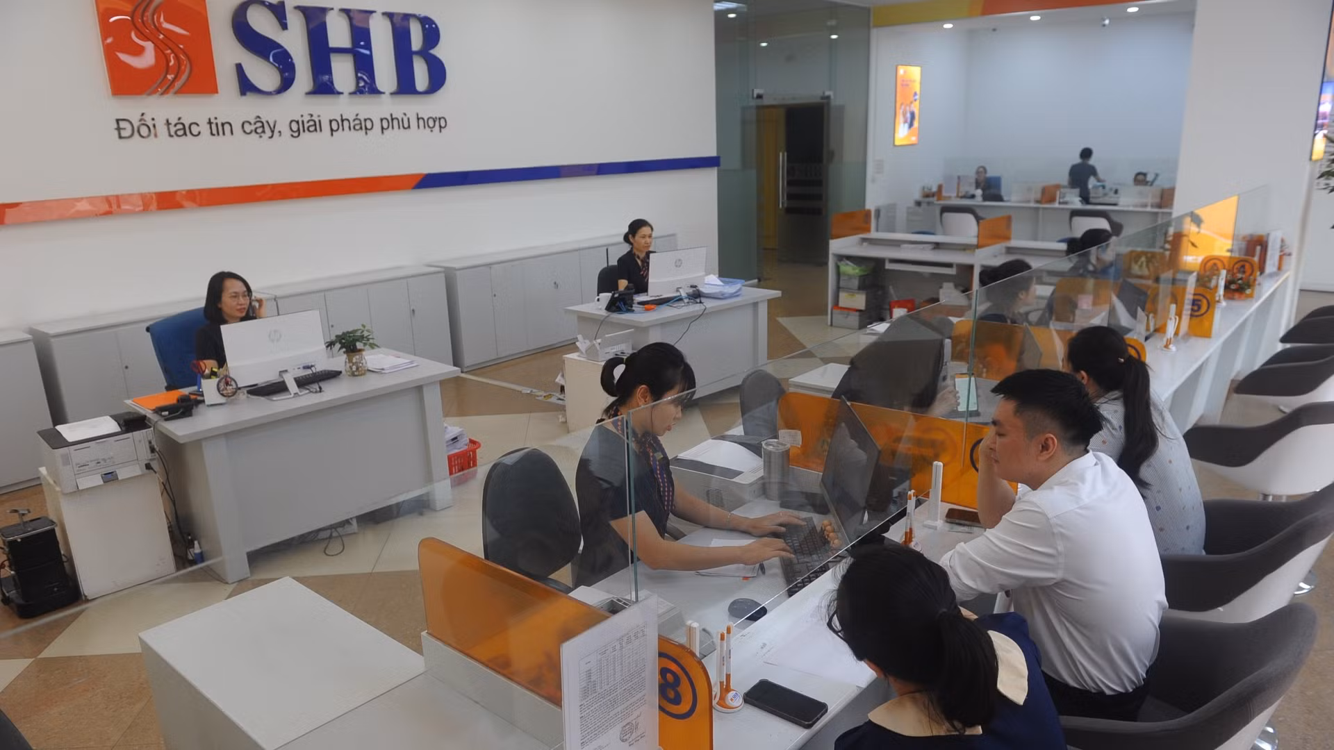 Giao dịch khách hàng tại SHB chi nhánh Lào Cai. Giao dịch khách hàng tại SHB chi nhánh Lào Cai.