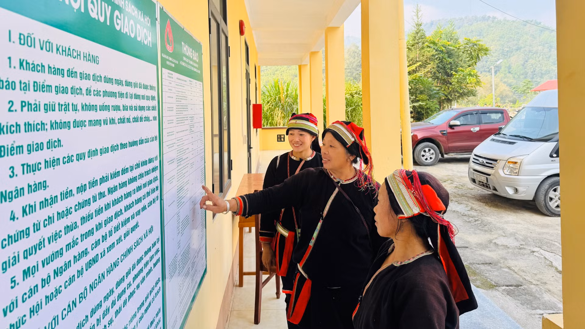 Bà con xã Ngam La tìm hiểu về các chương trình vay vốn tín dụng chính sách được niêm yết công khai tại Điểm giao dịch xã.