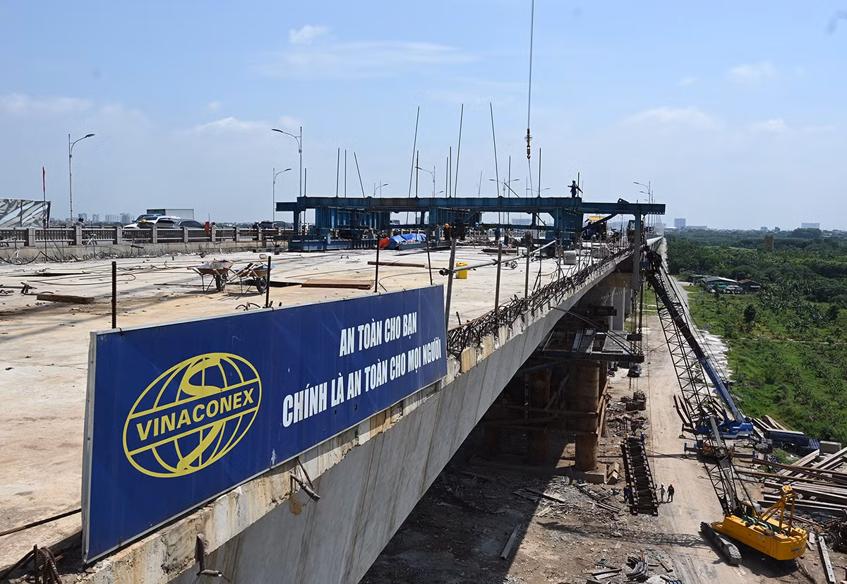 Đại diện nhà thầu Vinaconex cho biết đang huy động hơn 100 công nhân thi công liên tục trong 3 ca, để trước ngày 10/6 sẽ hoàn thành toàn bộ 8 khối hợp long kết nối 2 bờ sông.