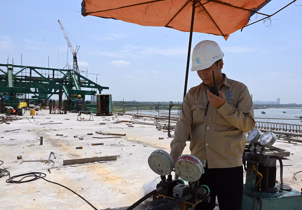 Mặc dù điều kiện thời tiết khắc nghiệt nhưng ban chỉ huy công trường và các công nhân đều nỗ lực thi công để kịp hoàn thành đúng tiến độ dự án.
