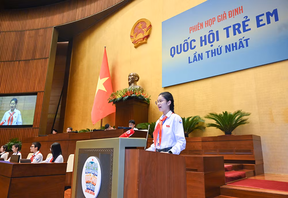 Chủ tịch Quốc hội trẻ em Đặng Cát Tiên phát biểu khai mạc phiên họp.