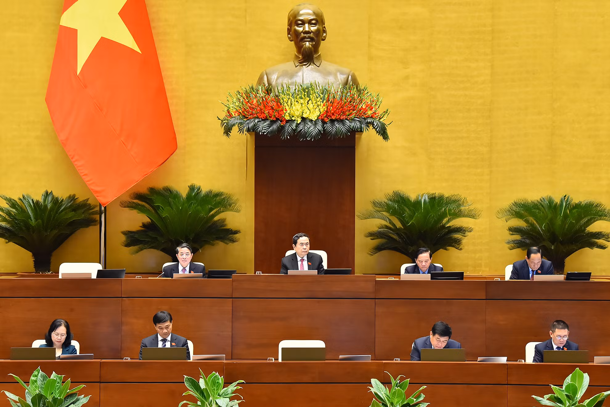 Chủ tịch Quốc hội Trần Thanh Mẫn và các Phó Chủ tịch Quốc hội dự phiên thảo luận tại Hội trường Diên Hồng.