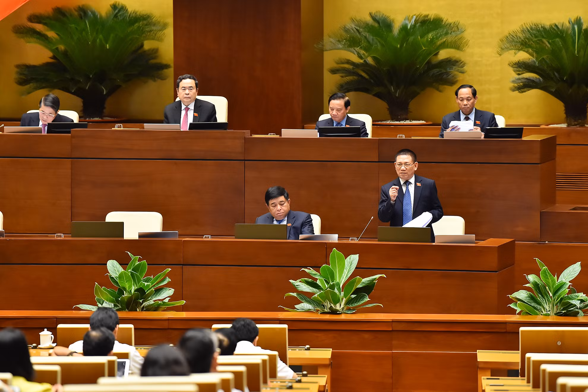 Cuối phiên thảo luận, các thành viên Chính phủ đã dành thời gian phát biểu giải trình, làm rõ một số vấn đề đại biểu Quốc hội nêu. Trong ảnh: Bộ trưởng Tài chính Hồ Đức Phớc phát biểu giải trình, làm rõ một số vấn đề đại biểu Quốc hội nêu.