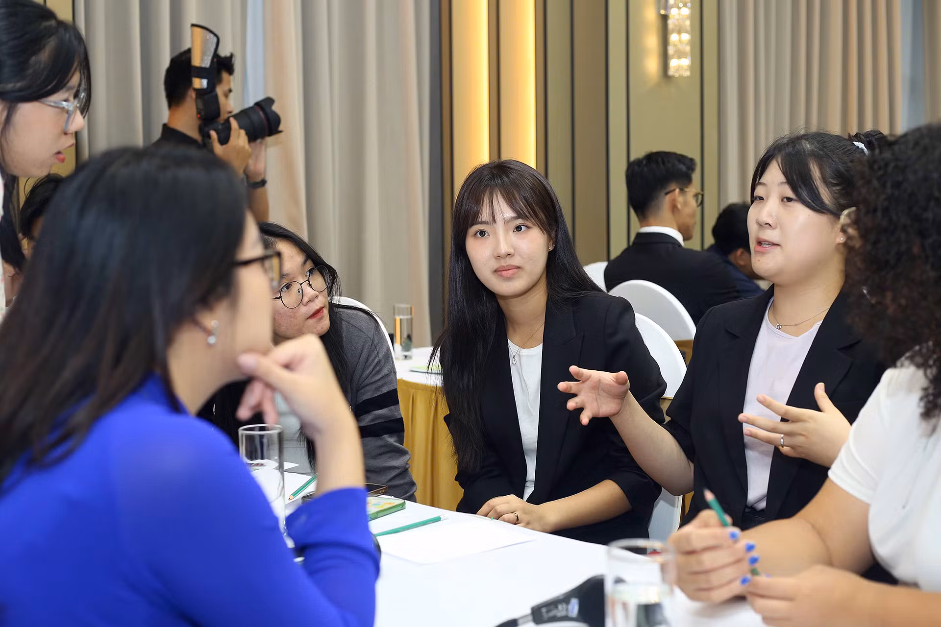 Chương trình thảo luận bàn tròn trong khuôn khổ Diễn đàn.