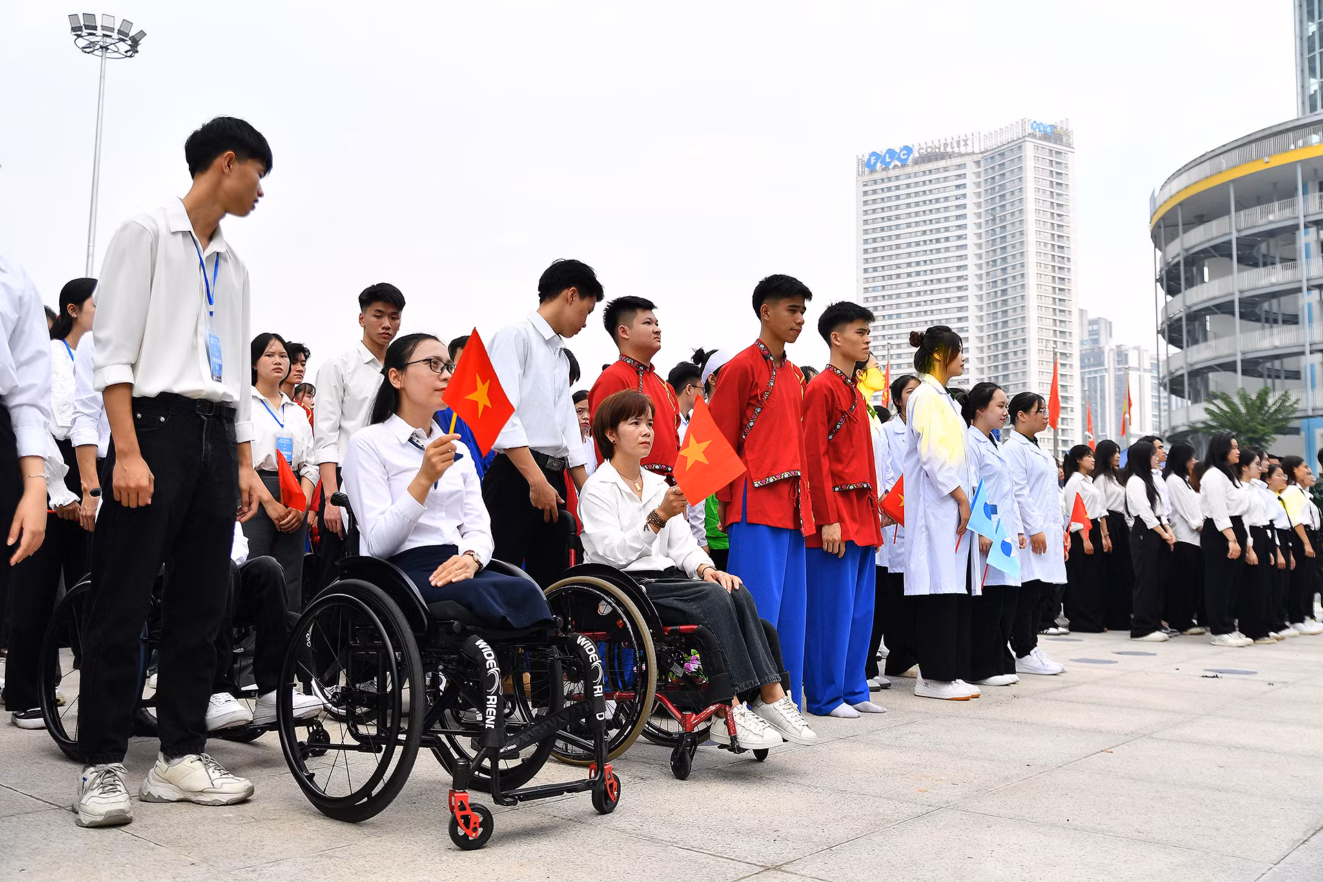 Tham gia lễ diễu hành, còn có nhiều đại biểu là thanh niên khuyết tật, thanh niên tôn giáo, các nhóm thiện nguyện với tên gọi chung "khối sắc màu tuổi trẻ".