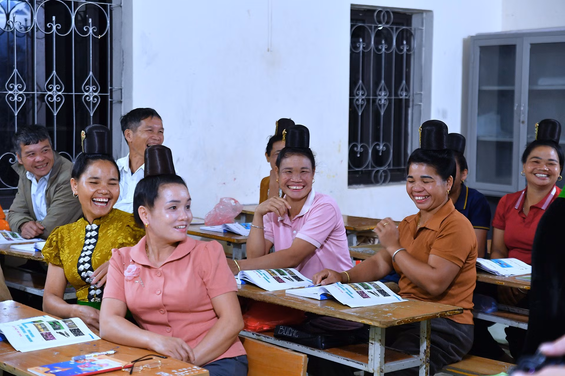 Đến với "lớp bình dân học vụ" của Đại úy Thoại những ngày này, có thể dễ dàng cảm nhận không khí thân mật, ấm cúng như một gia đình, bất chấp thời tiết đã bắt đầu trở lạnh.